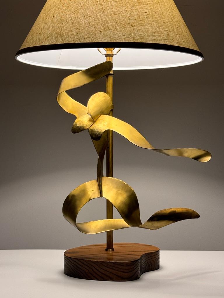 Mid Century Modern Yasha Heifetz Sculptural Abstract Brass Figure Table Lamp In Good Condition For Sale In Troy, MI