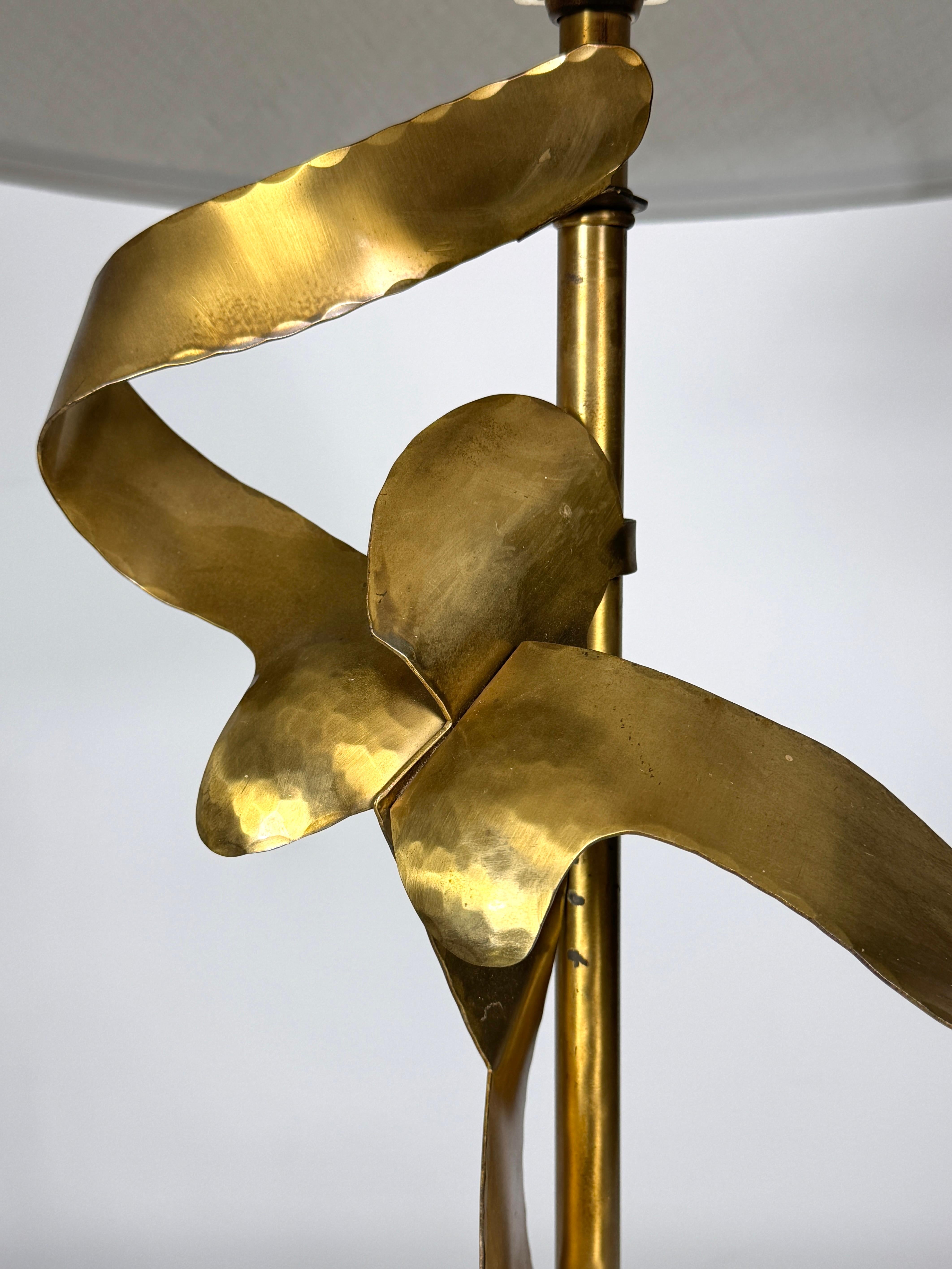 Yasha Heifetz, Skulpturale Tischlampe mit abstrakter Messingfigur, Mid-Century Modern im Angebot 1