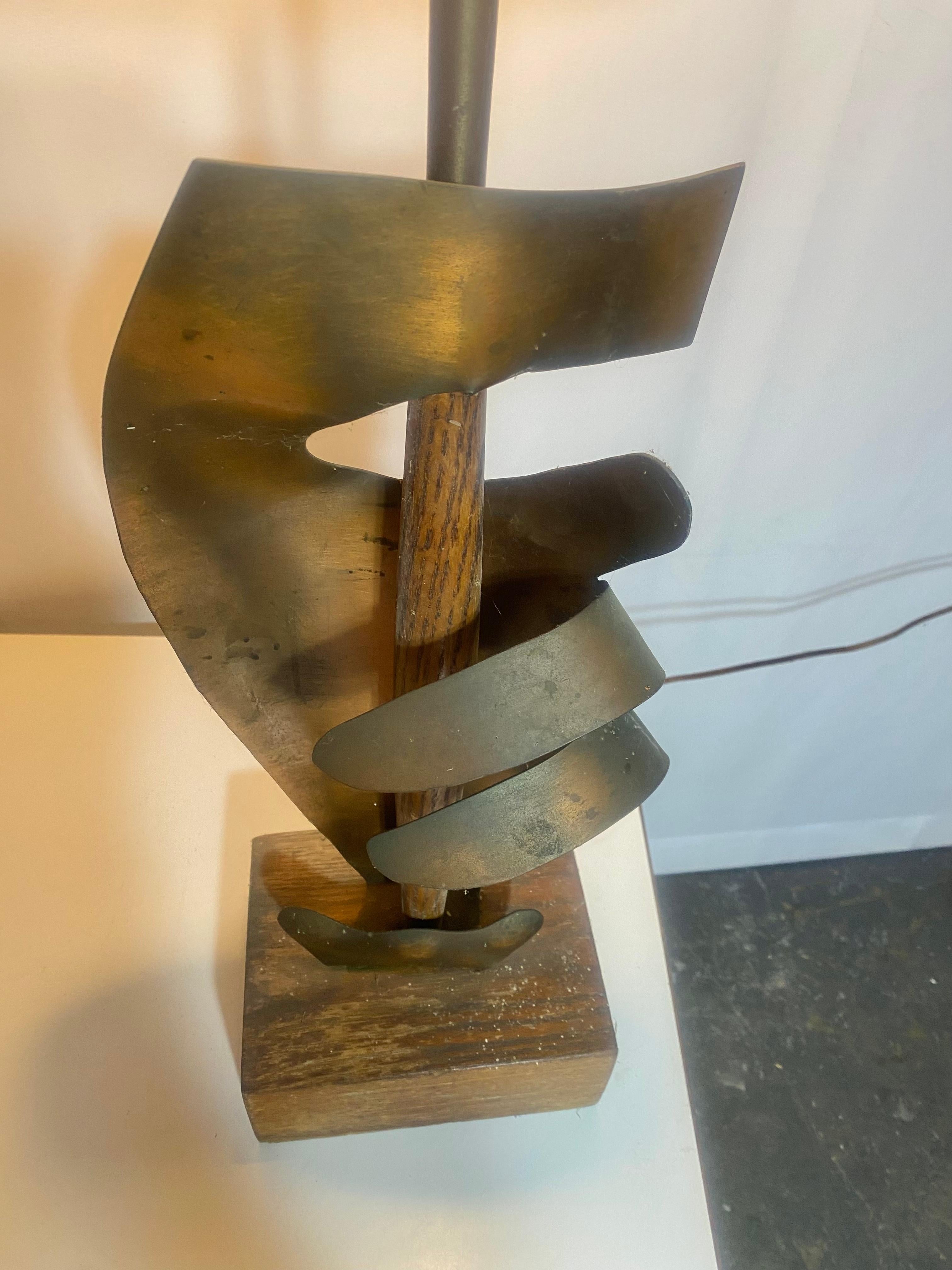 Lampe de table abstraite sculpturale en cuivre HAND du milieu du siècle dernier de Yasha Heifetz,, Conserve l'abat-jour et l'embout d'origine,, Signé Heifetz sur la base,,Design moderniste classique,,, Exemple rarement vu,, 