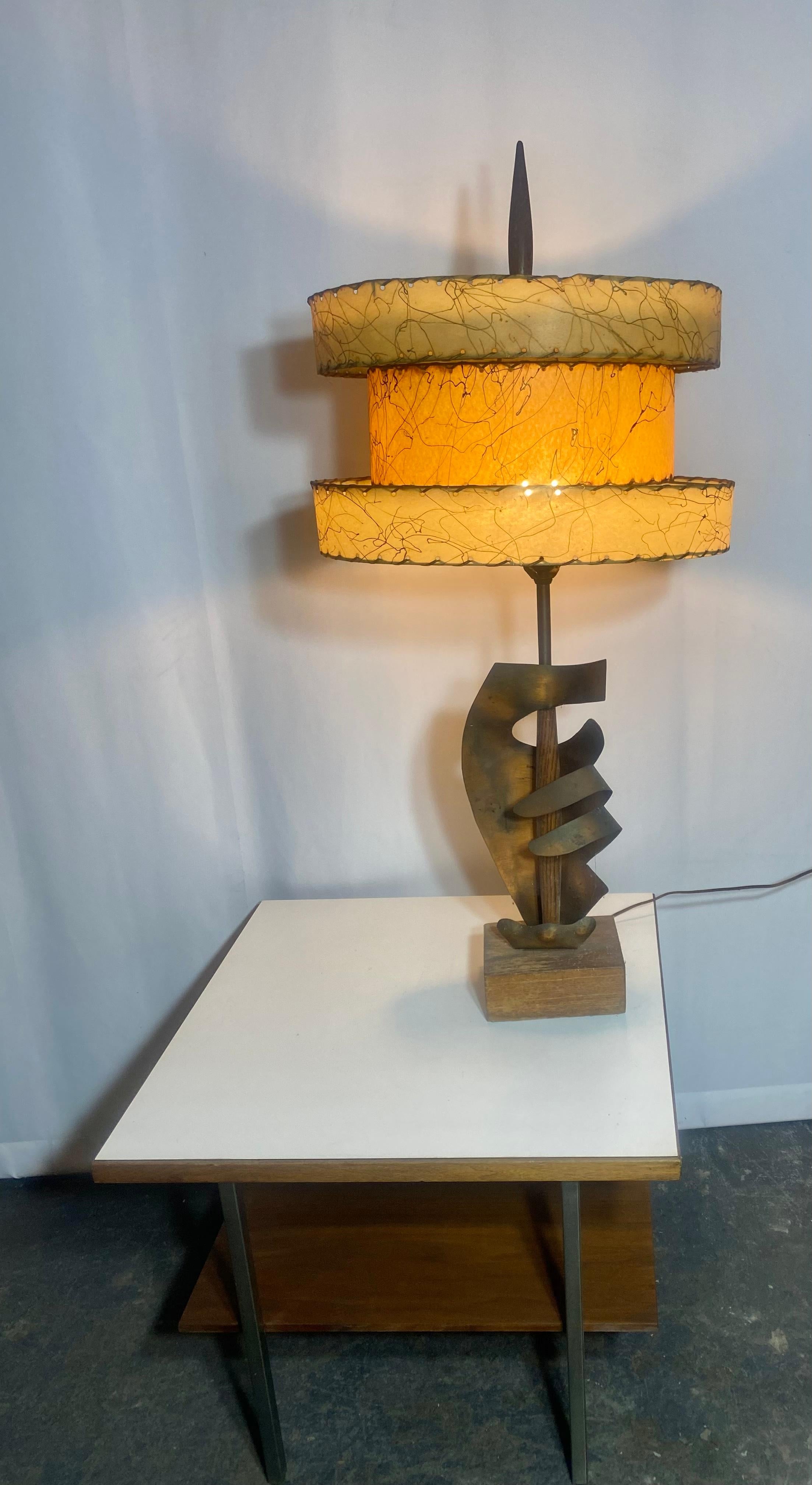 Mid-Century Modern Lampe de bureau Yasha Heifetz abstraite sculpturale en cuivre, mi-siècle moderne en vente