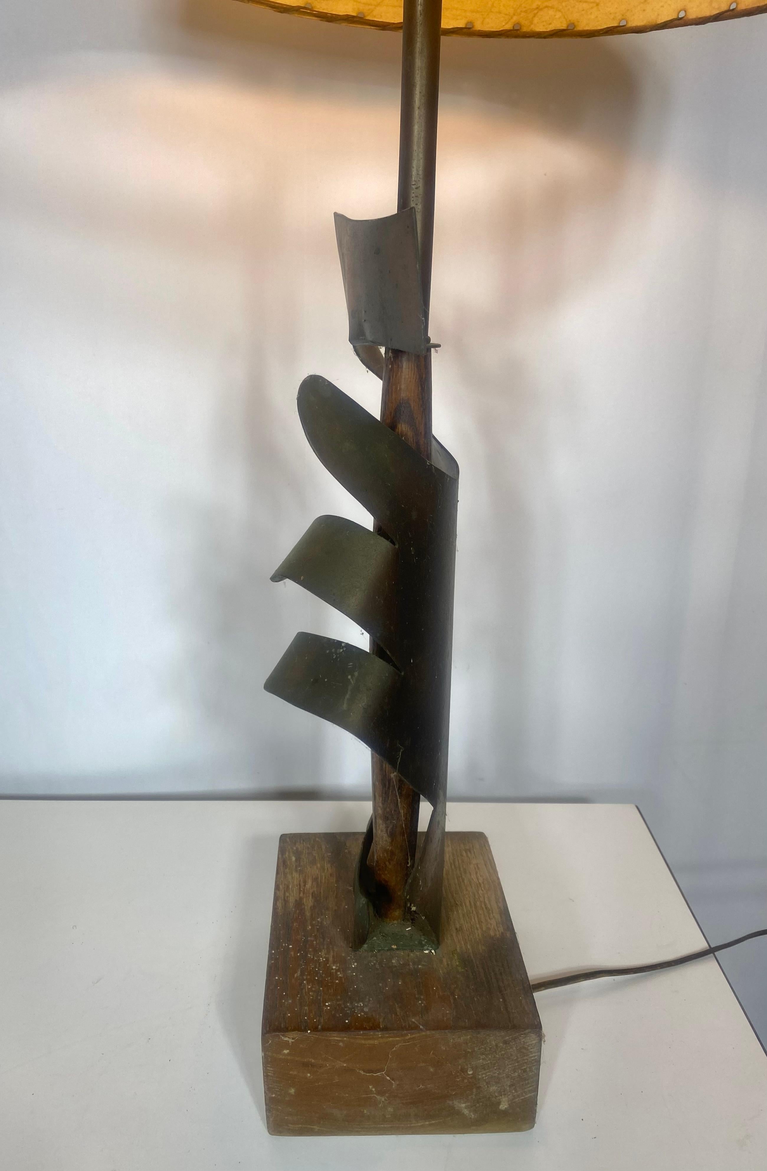 Milieu du XXe siècle Lampe de bureau Yasha Heifetz abstraite sculpturale en cuivre, mi-siècle moderne en vente