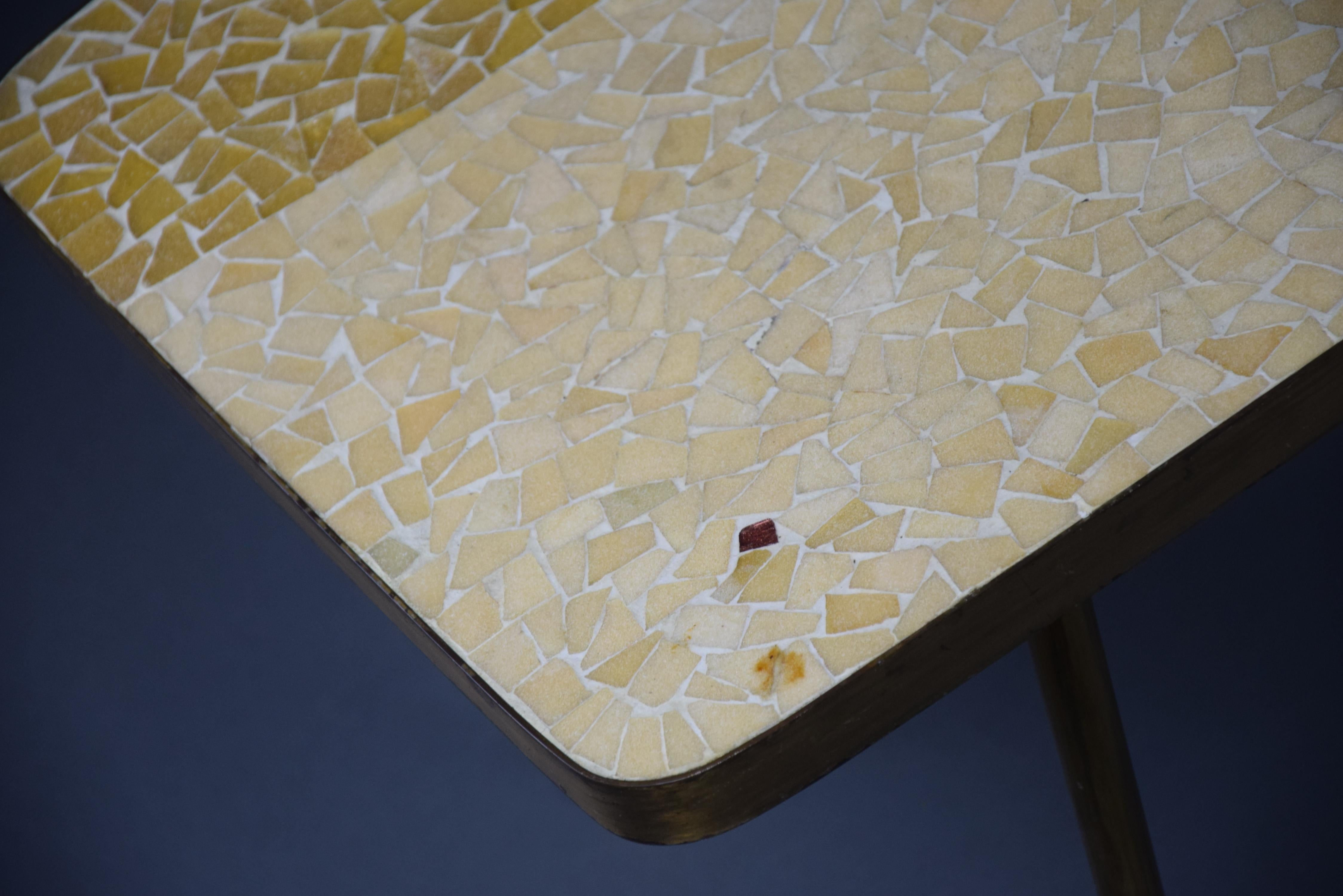 Mid-Century Modern Gelb und Sandfarbenes Mosaik Berthold Muller Couchtisch im Zustand „Gut“ im Angebot in Weesp, NL