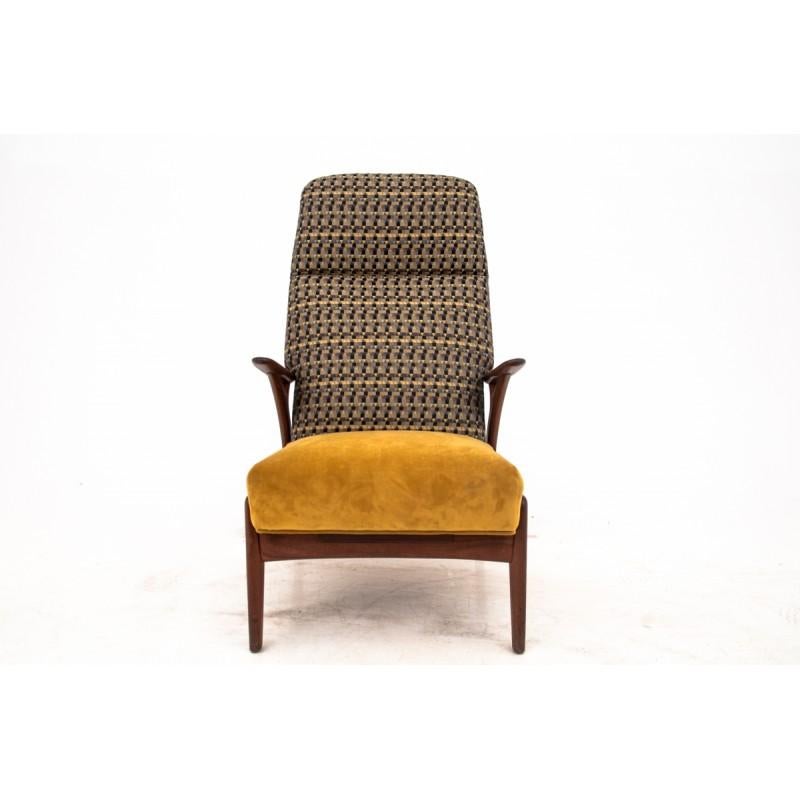 Mid-Century Modern Yellow Armchair with Pull-Out Footrest, 1960 3