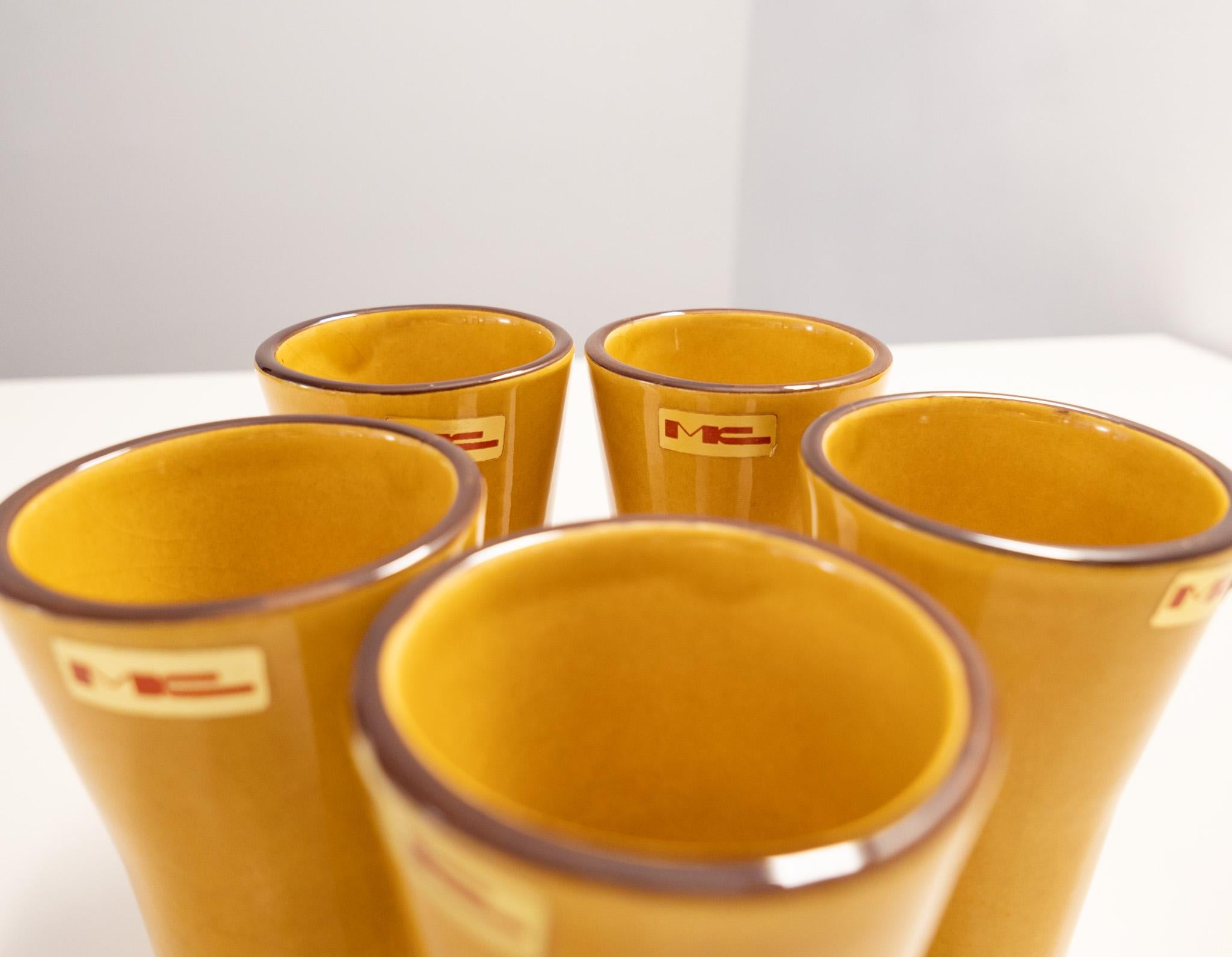Gelbes Karaffen-Set aus der Mitte des Jahrhunderts mit 5 Bechern aus glasierter Keramik, Frankreich 1970er Jahre im Angebot 9