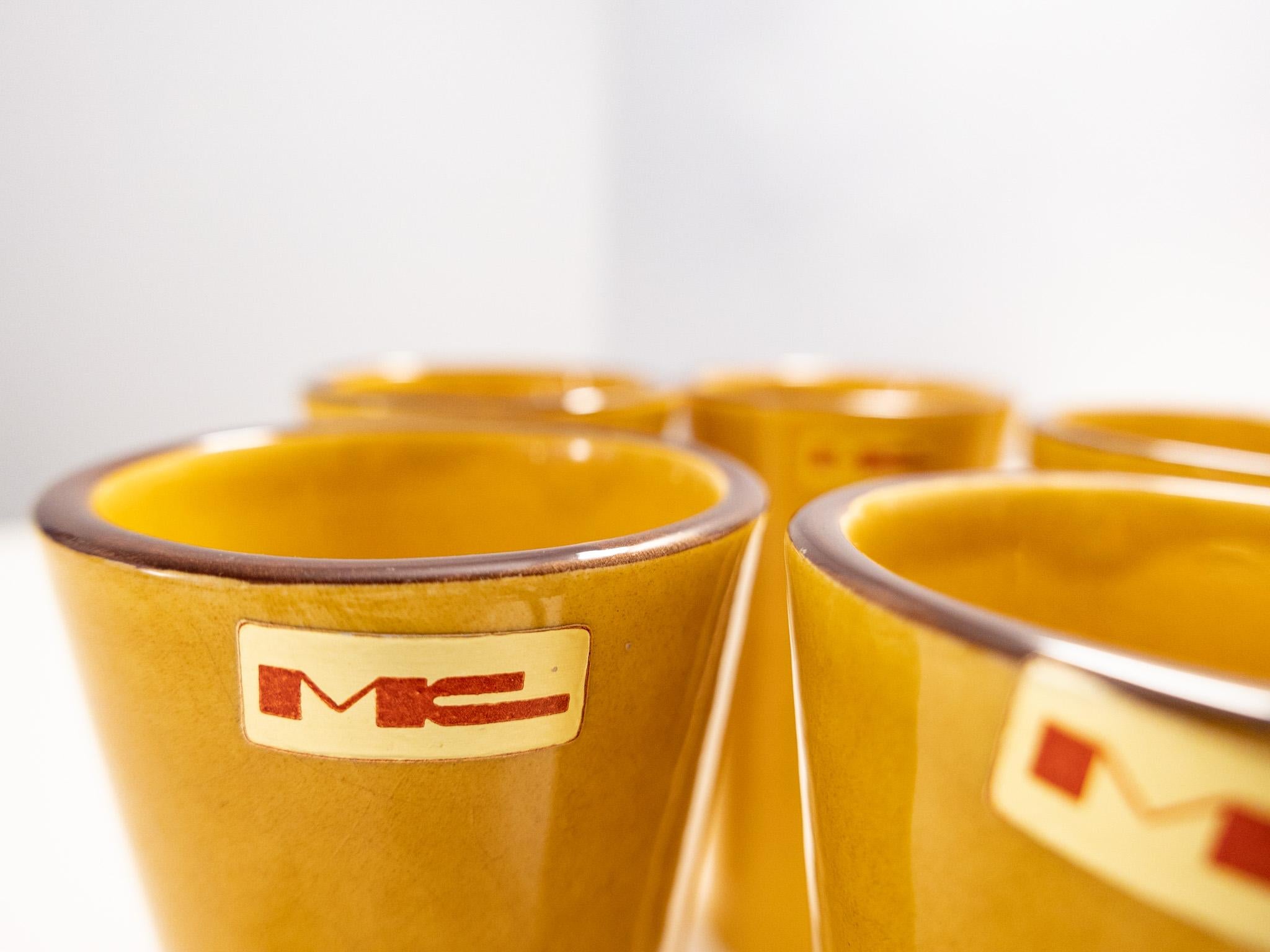 Gelbes Karaffen-Set aus der Mitte des Jahrhunderts mit 5 Bechern aus glasierter Keramik, Frankreich 1970er Jahre im Angebot 10
