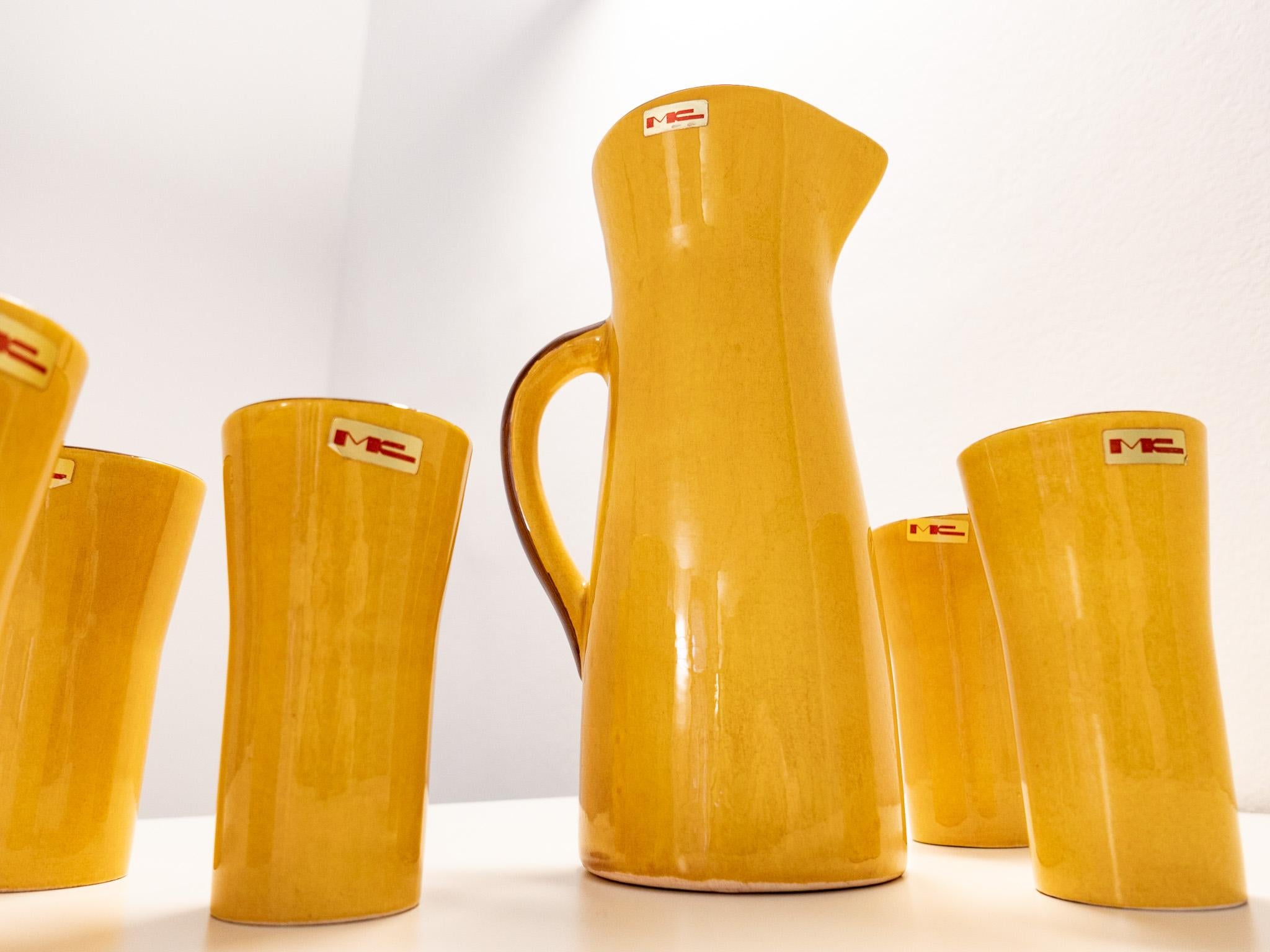 Gelbes Karaffen-Set aus der Mitte des Jahrhunderts mit 5 Bechern aus glasierter Keramik, Frankreich 1970er Jahre (Moderne der Mitte des Jahrhunderts) im Angebot