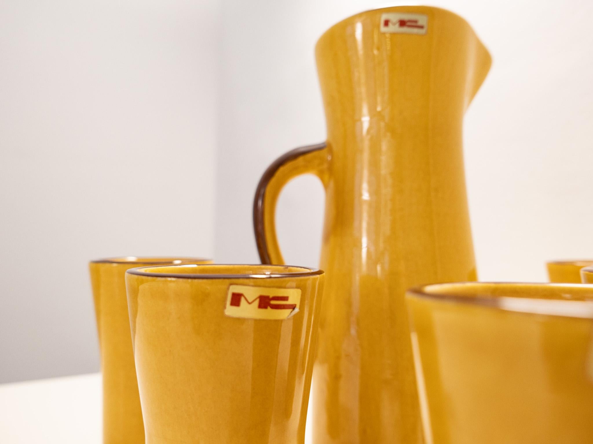 Gelbes Karaffen-Set aus der Mitte des Jahrhunderts mit 5 Bechern aus glasierter Keramik, Frankreich 1970er Jahre im Zustand „Gut“ im Angebot in Vienna, AT