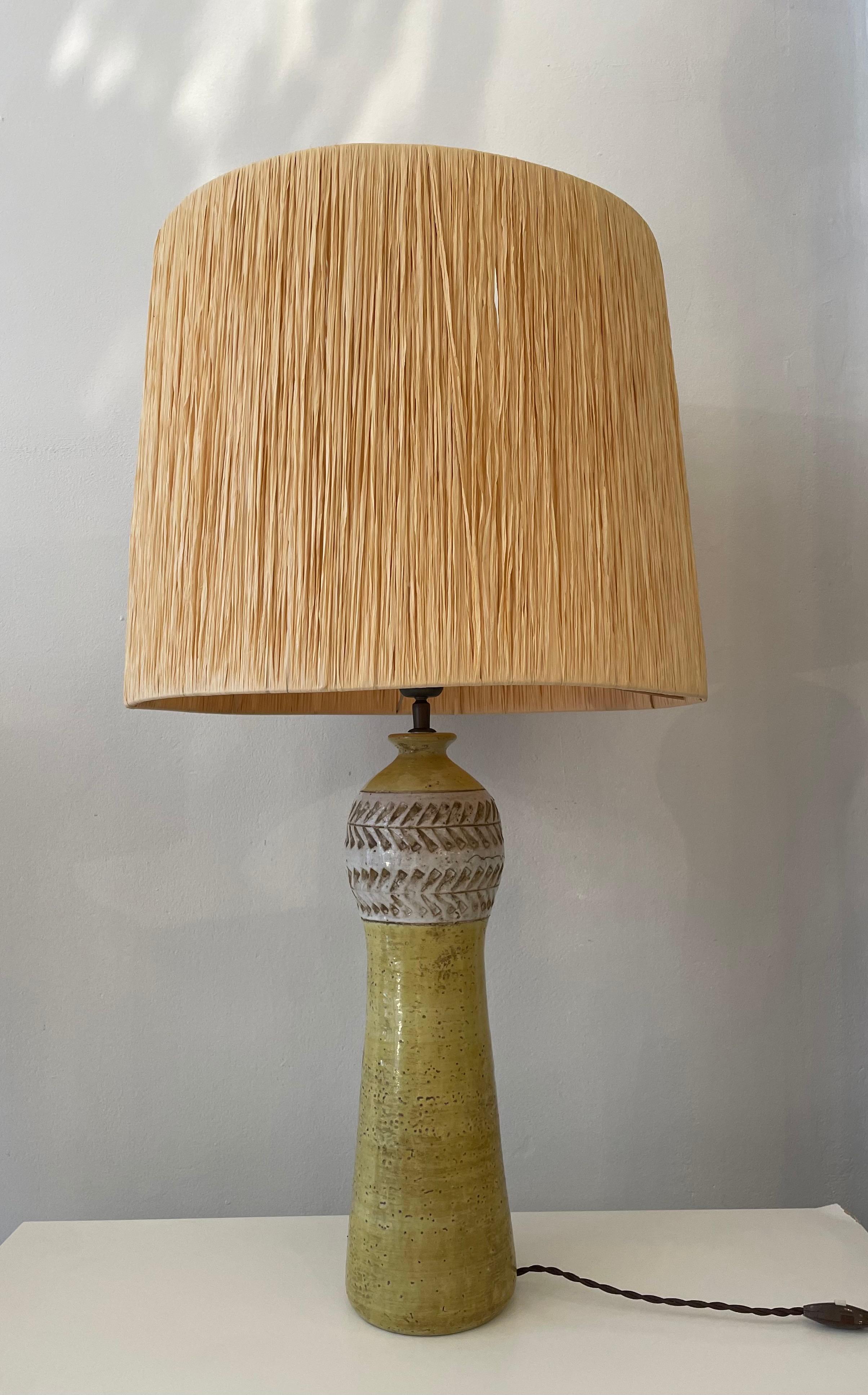 Mid-Century Modern yellow Ceramic table lamp by Bitossi, Italy, 1960s
New Raffia lampshade 

Lampshade: 38 H x 48 W cm.
     