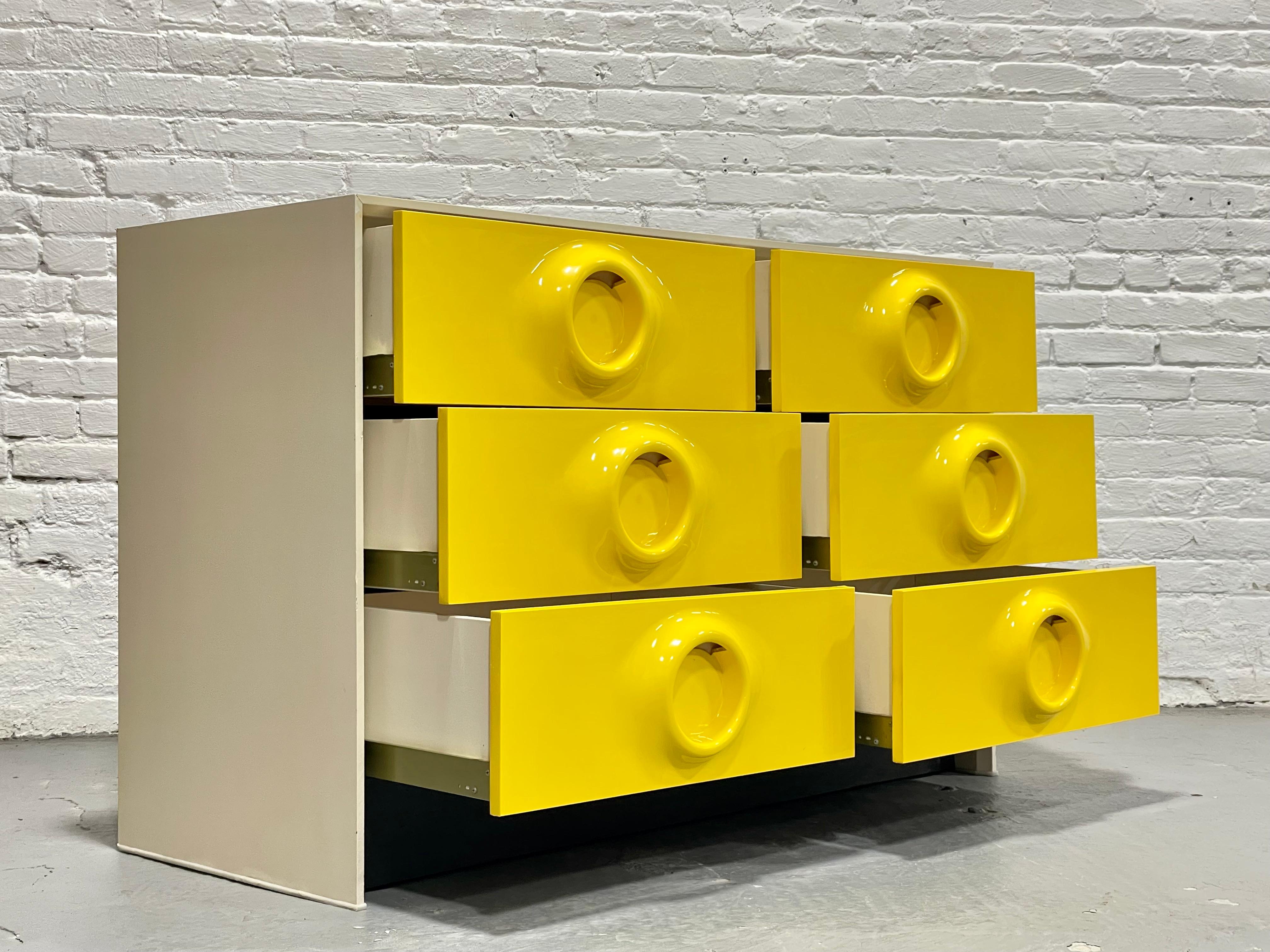 Doppio cassettone giallo di metà secolo nello stile di Raymond Loewy in vendita 4