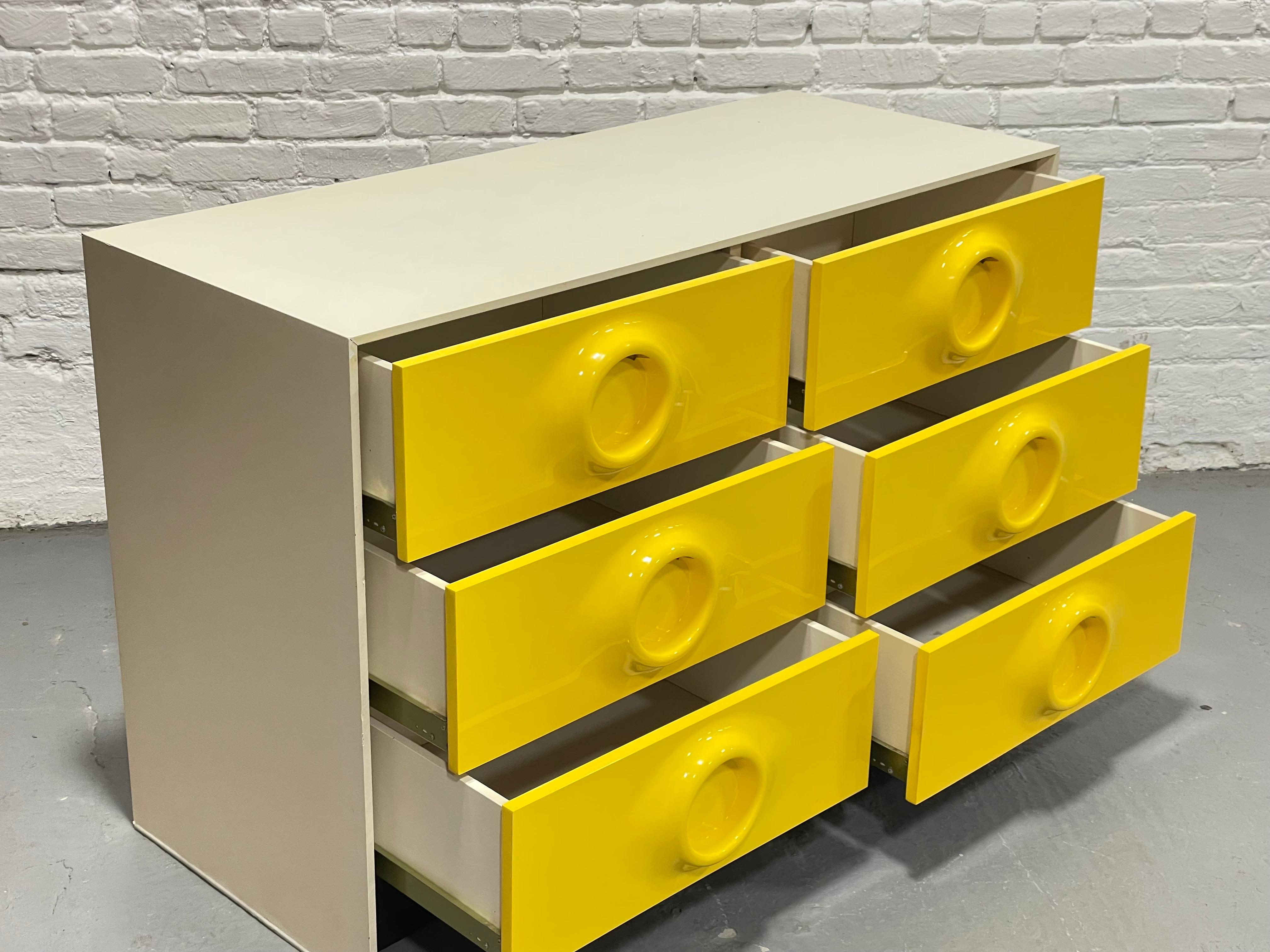 Doppio cassettone giallo di metà secolo nello stile di Raymond Loewy in vendita 5