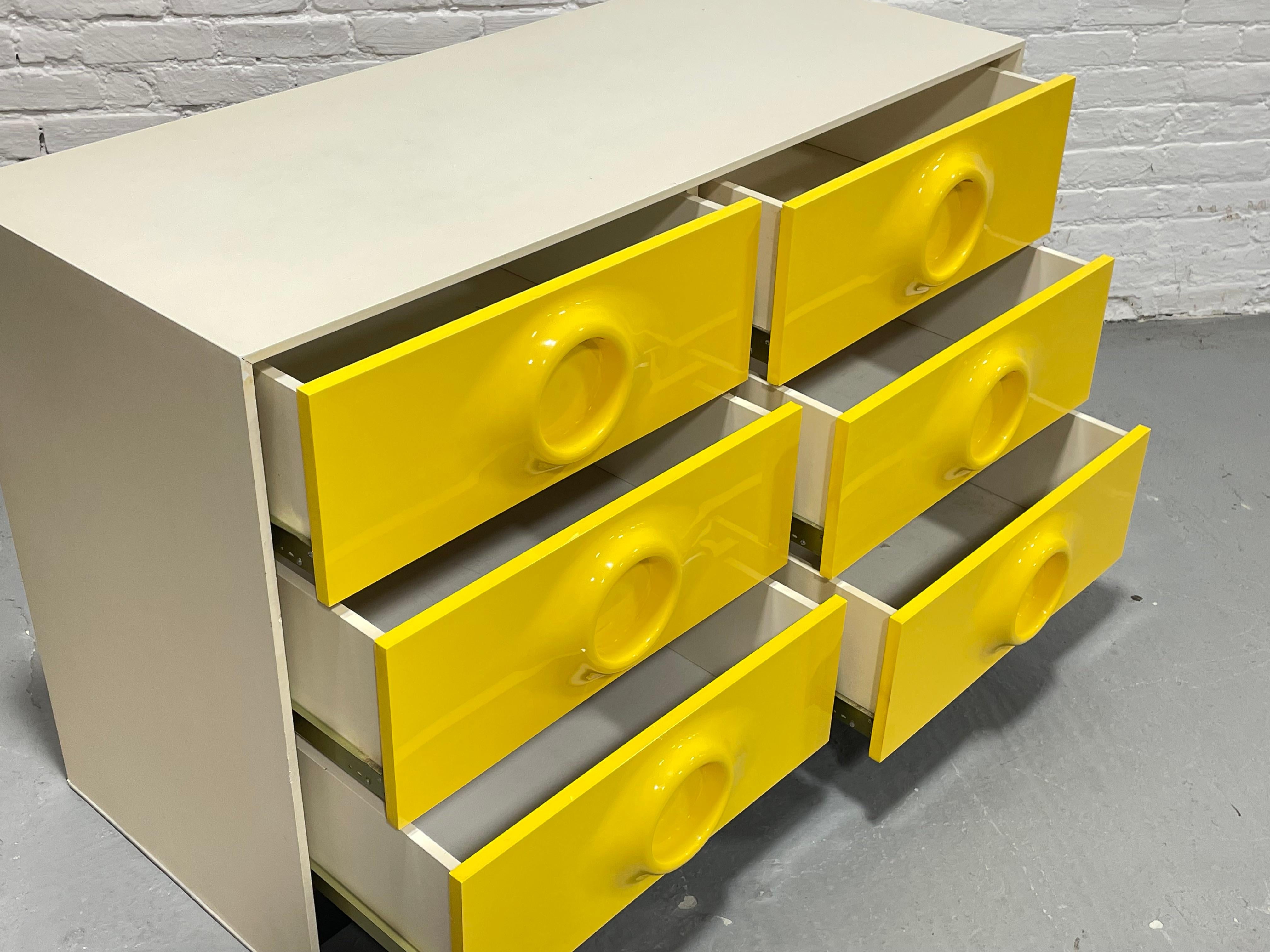 Doppio cassettone giallo di metà secolo nello stile di Raymond Loewy in vendita 6