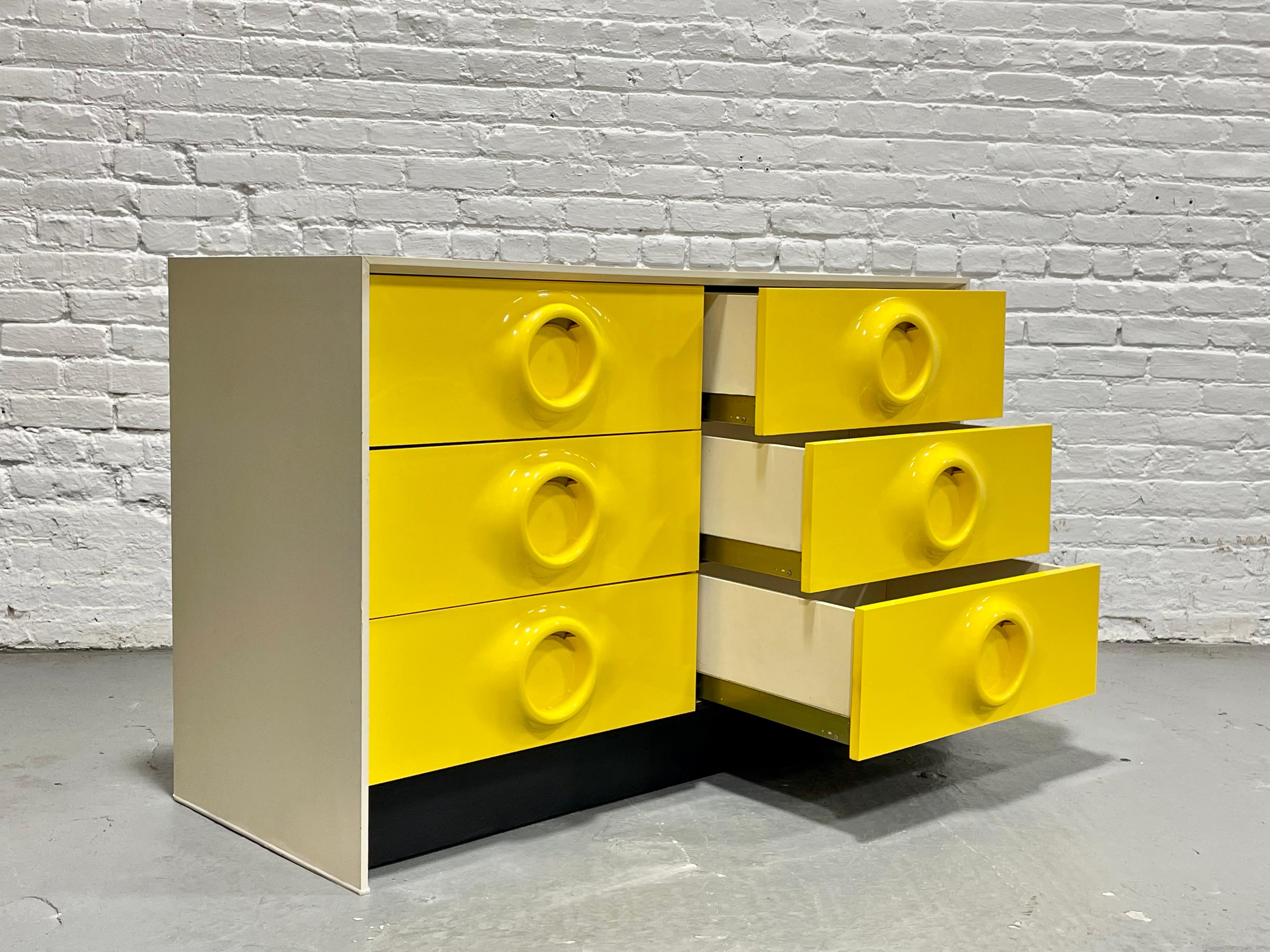 Doppio cassettone giallo di metà secolo nello stile di Raymond Loewy in vendita 7
