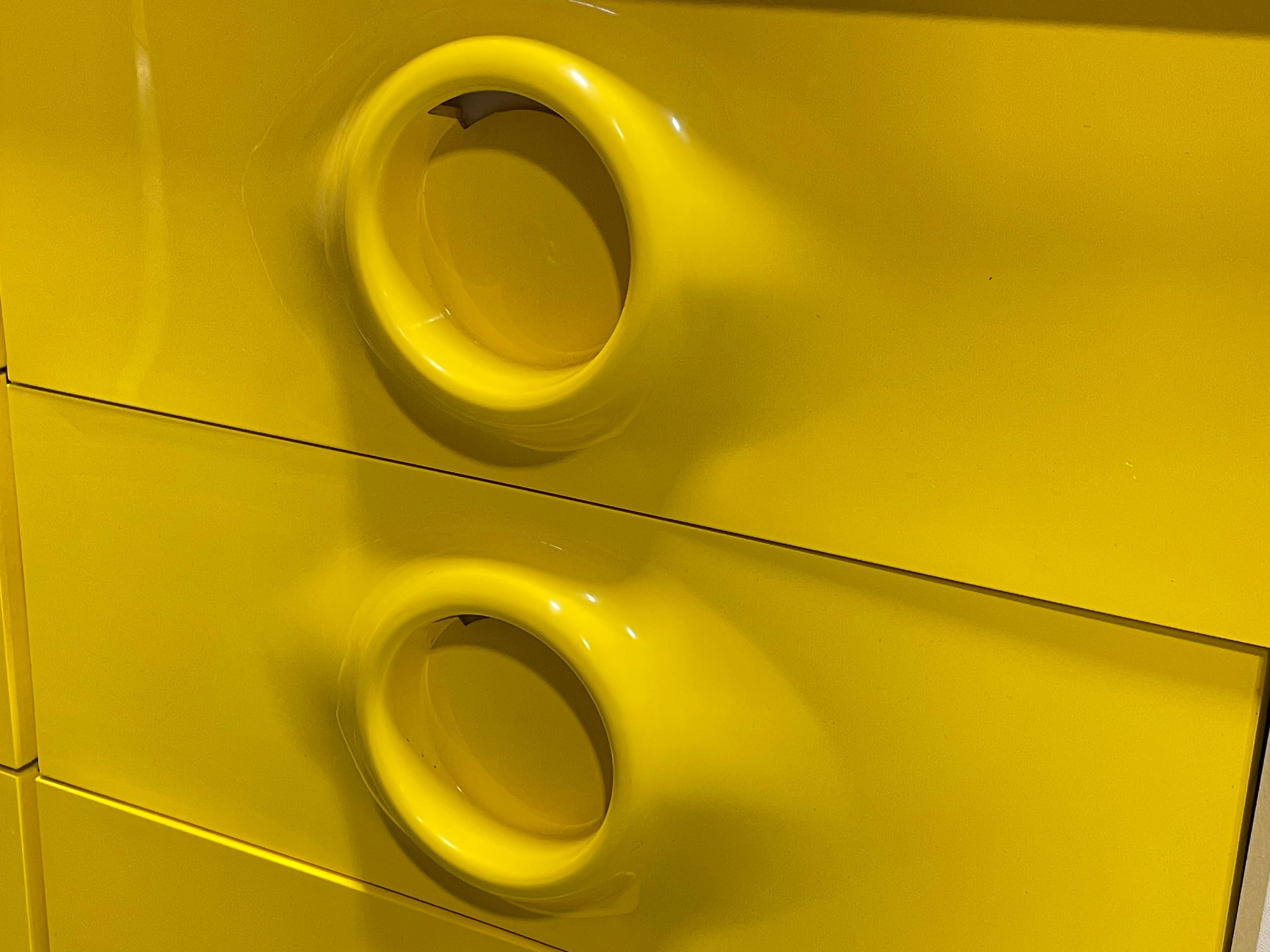 Doppio cassettone giallo di metà secolo nello stile di Raymond Loewy in vendita 8