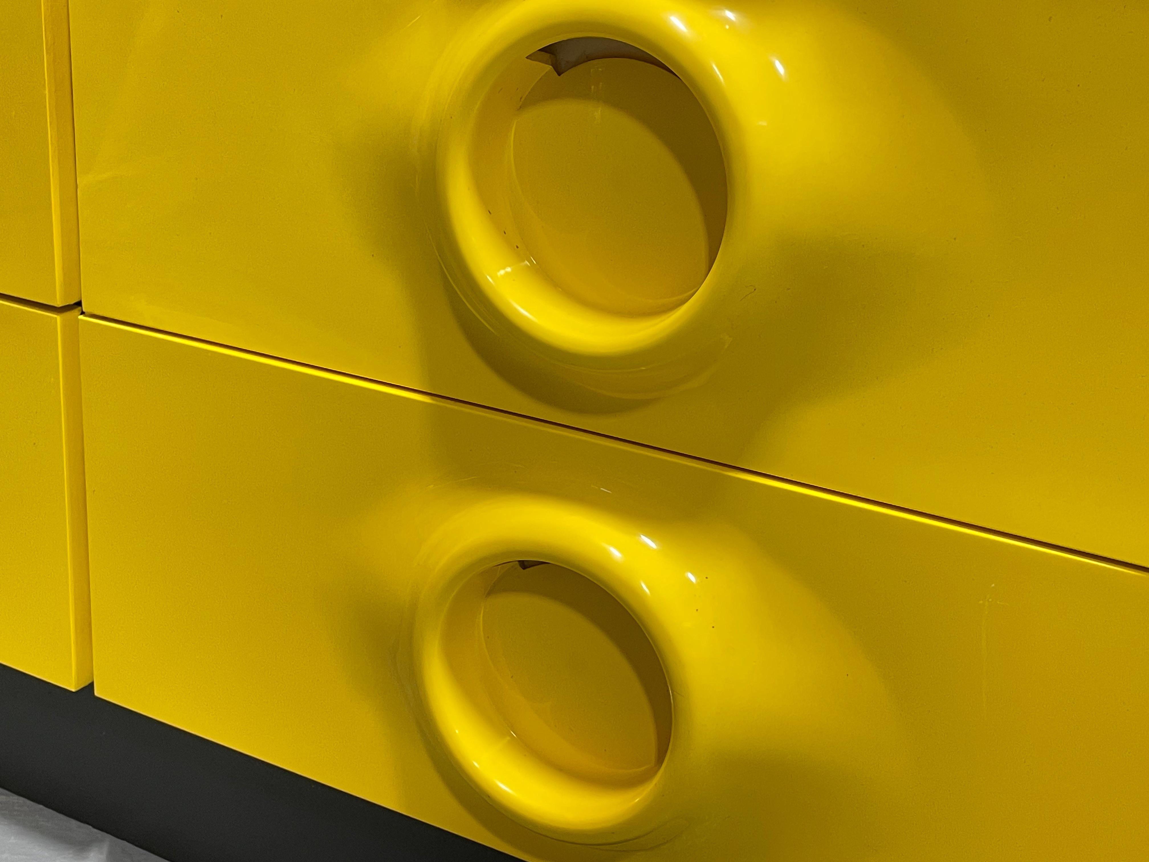 Doppio cassettone giallo di metà secolo nello stile di Raymond Loewy in vendita 9