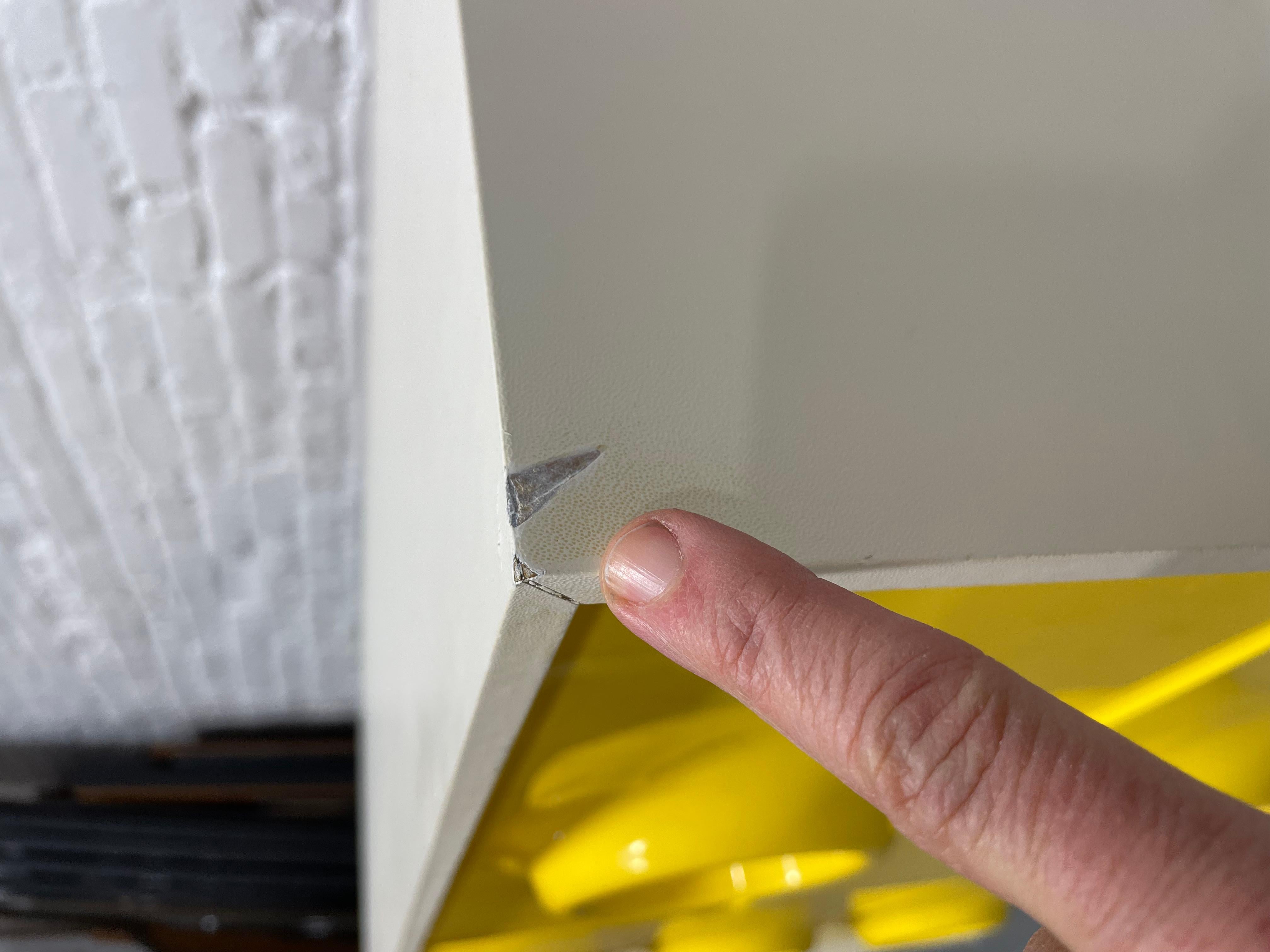 Doppio cassettone giallo di metà secolo nello stile di Raymond Loewy in vendita 10