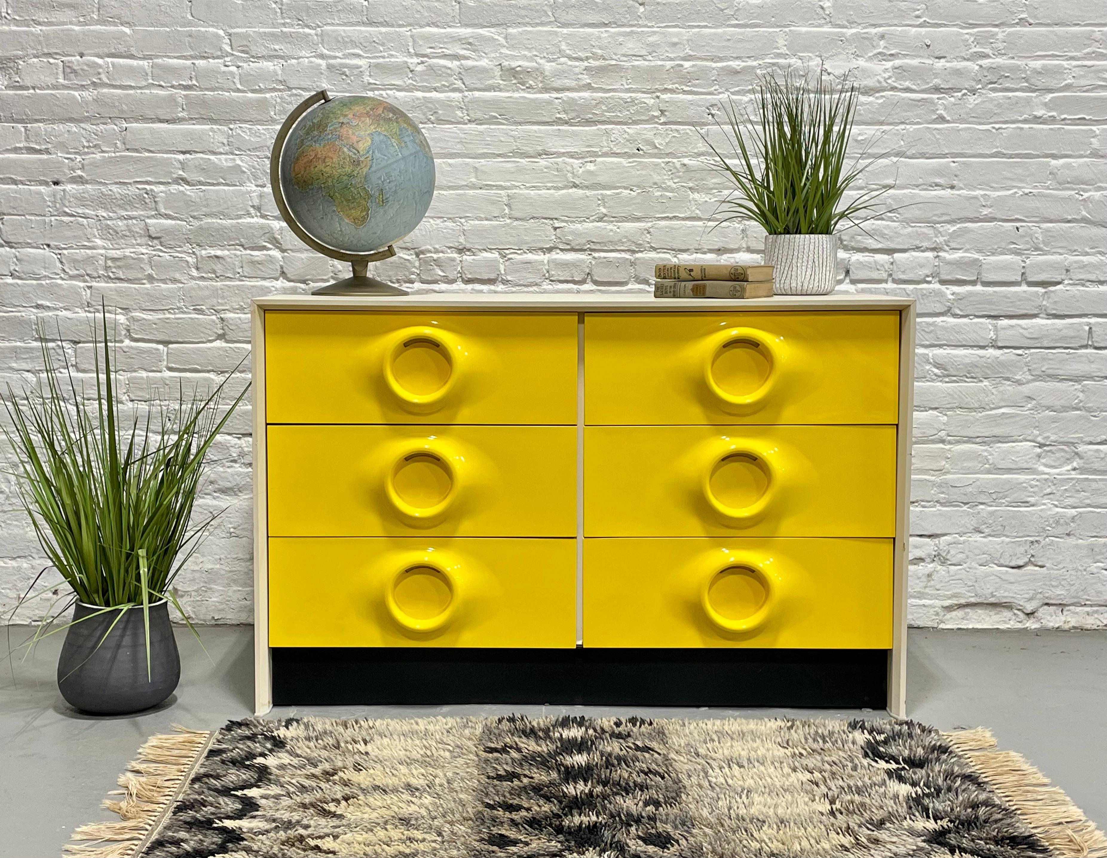Estremamente raro, il cassettone del Mid Century Modern in un vibrante giallo canarino, alla maniera di Raymond Loewy.  Questo giallo brillante che blocca il traffico è caratterizzato da sei cassetti profondi e spaziosi che scorrono su guide