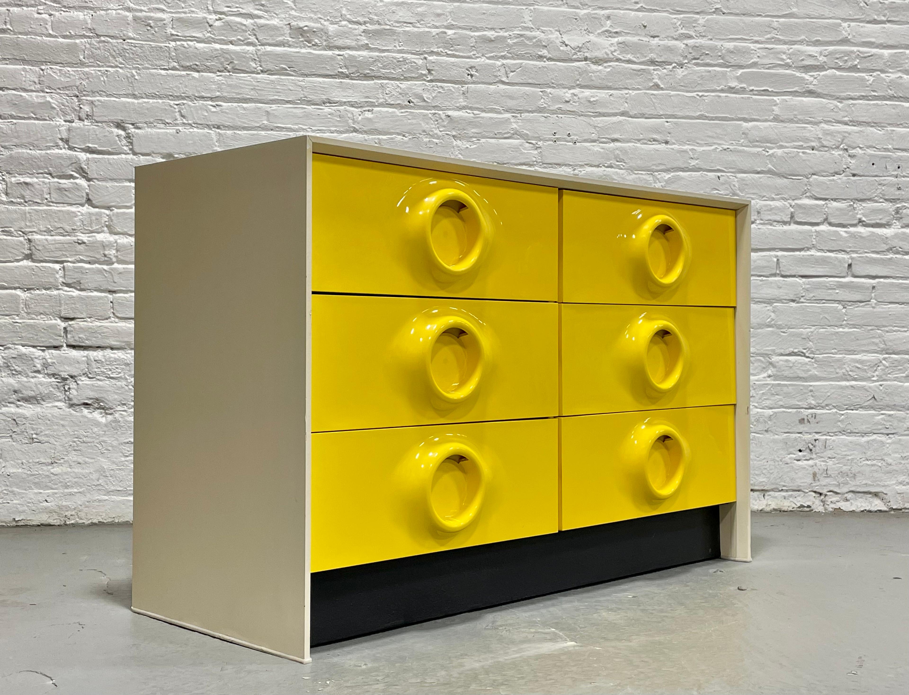 Mid-Century moderno Doppio cassettone giallo di metà secolo nello stile di Raymond Loewy in vendita