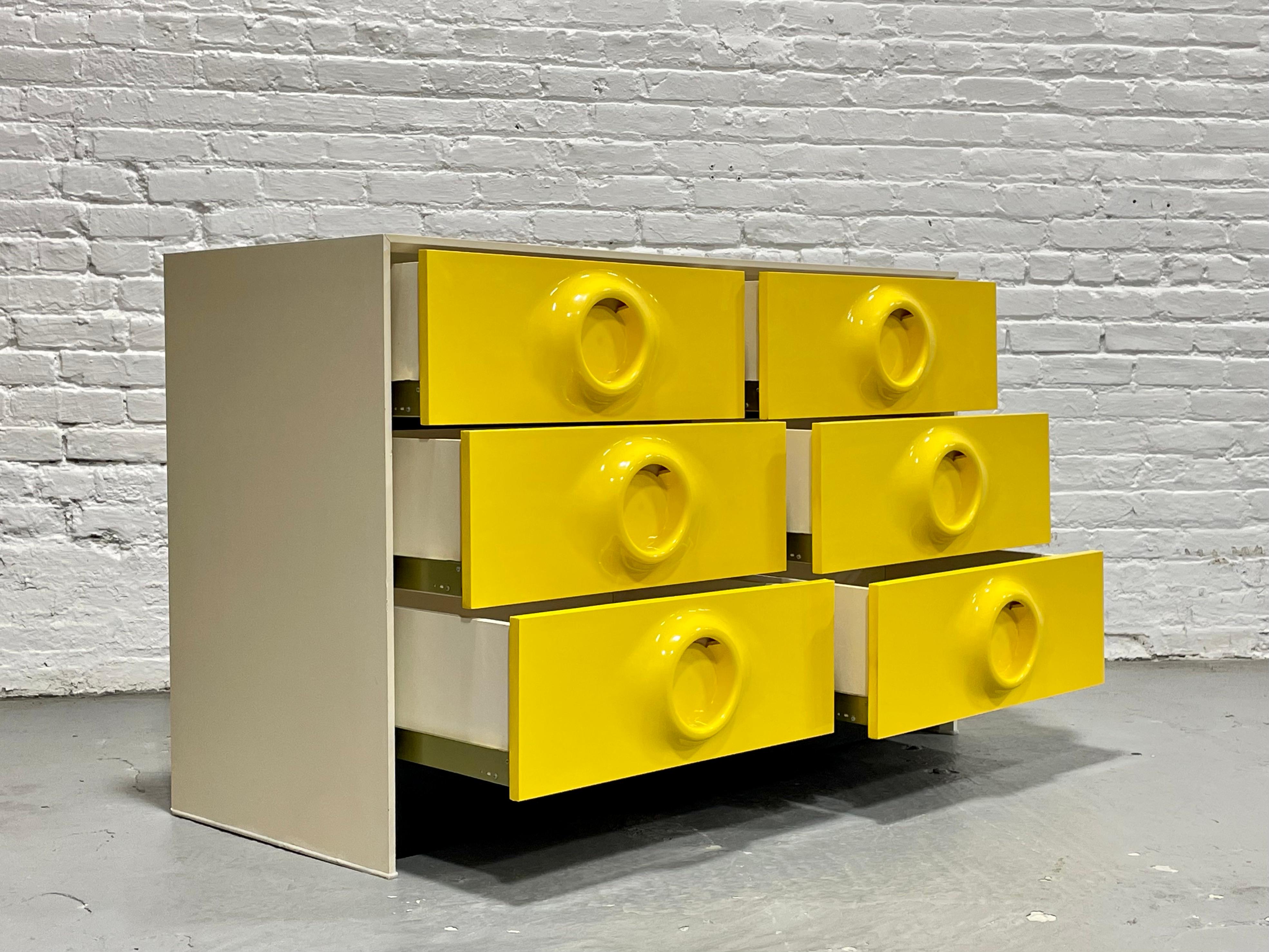 Doppio cassettone giallo di metà secolo nello stile di Raymond Loewy In condizioni buone in vendita a Weehawken, NJ