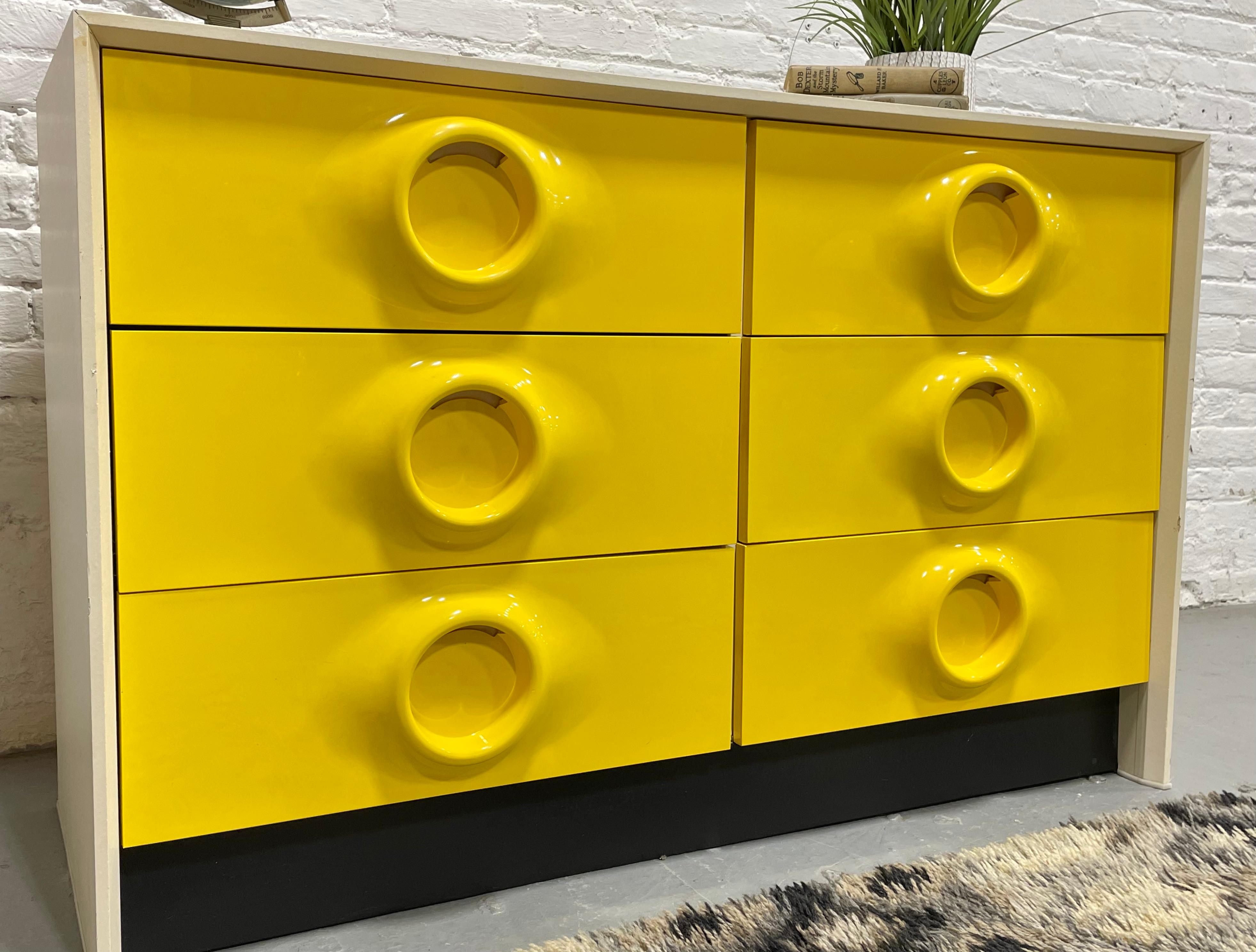 Fine XX secolo Doppio cassettone giallo di metà secolo nello stile di Raymond Loewy in vendita