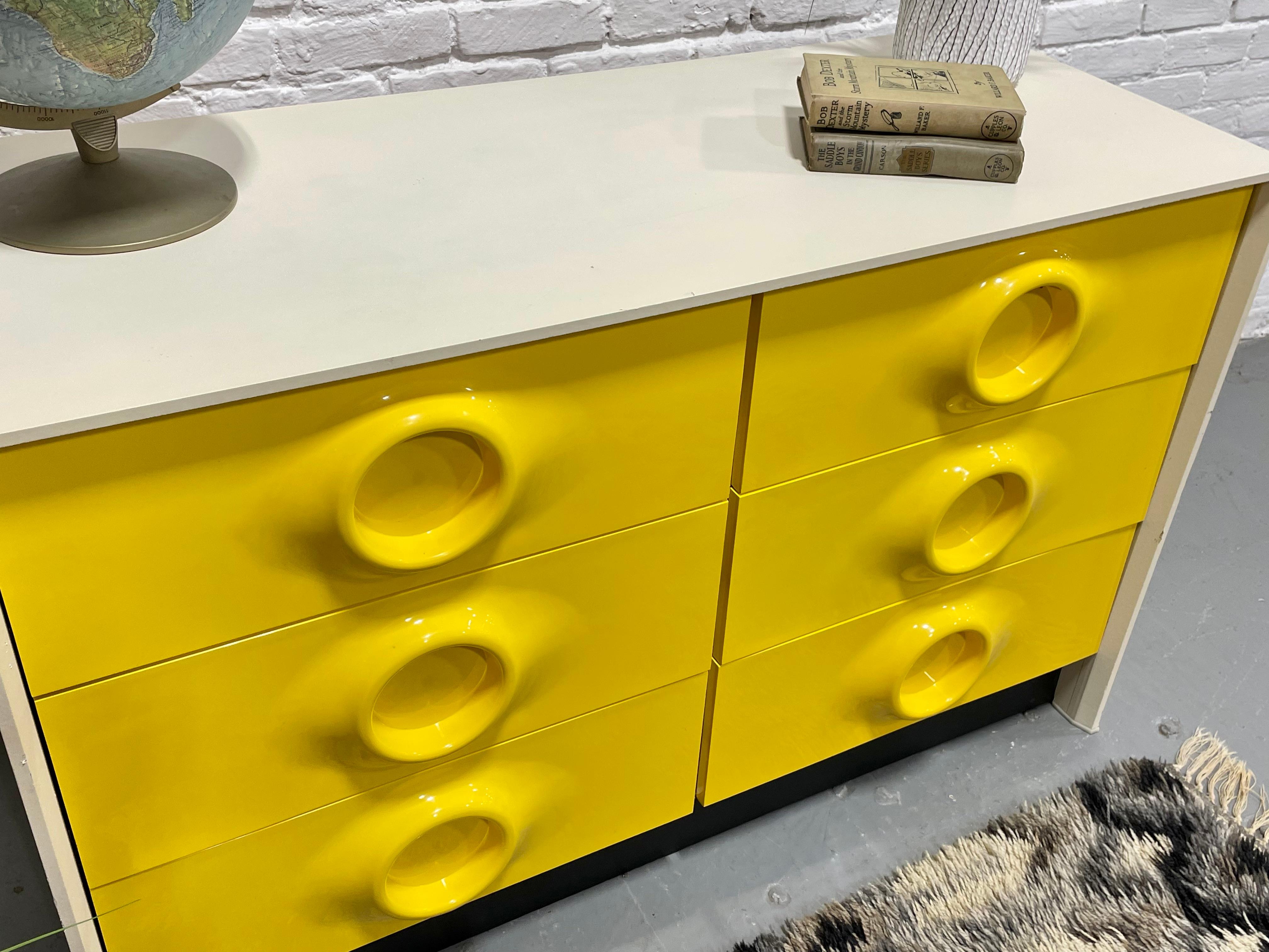 Doppio cassettone giallo di metà secolo nello stile di Raymond Loewy in vendita 1