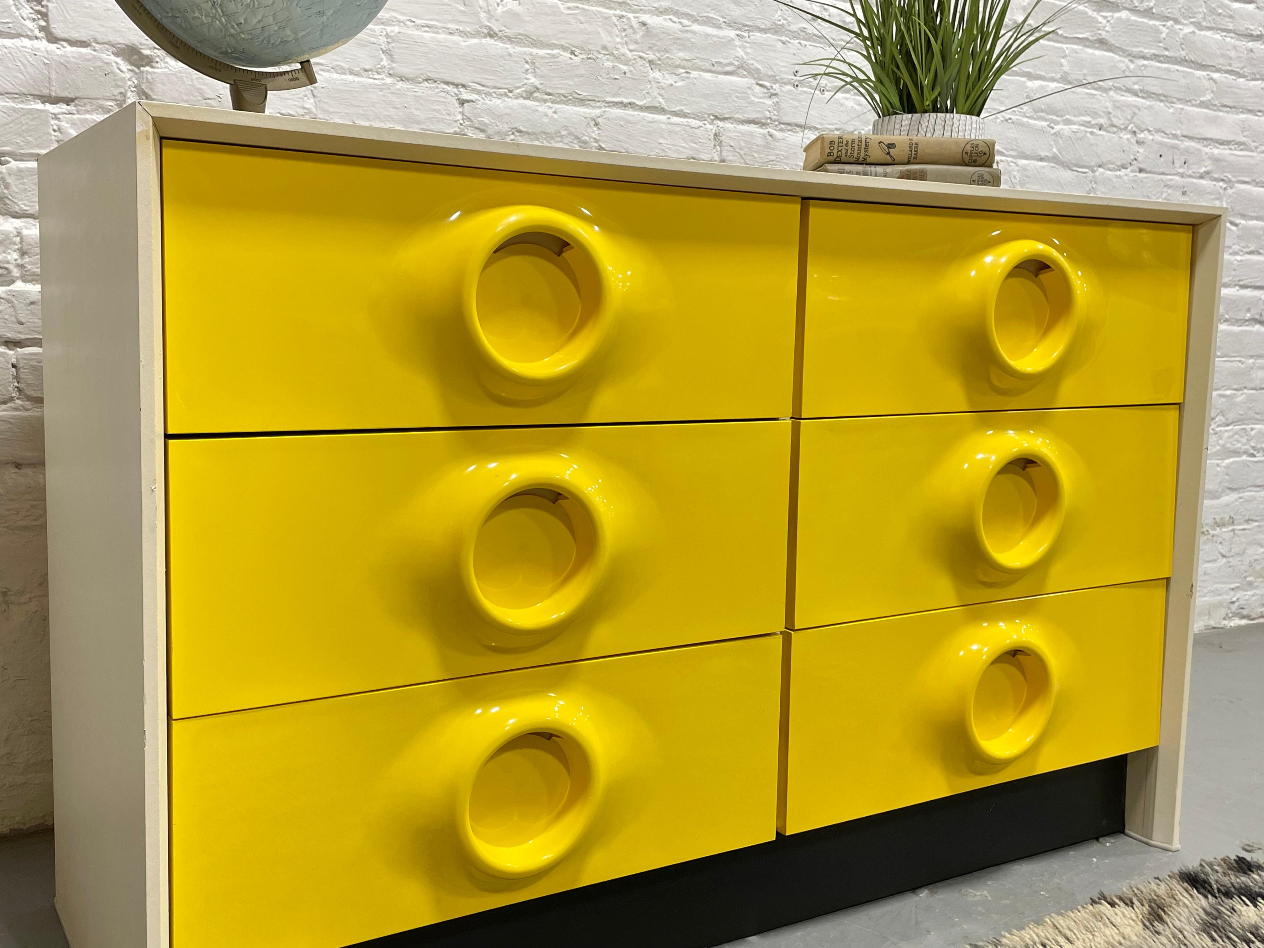 Doppio cassettone giallo di metà secolo nello stile di Raymond Loewy in vendita 2