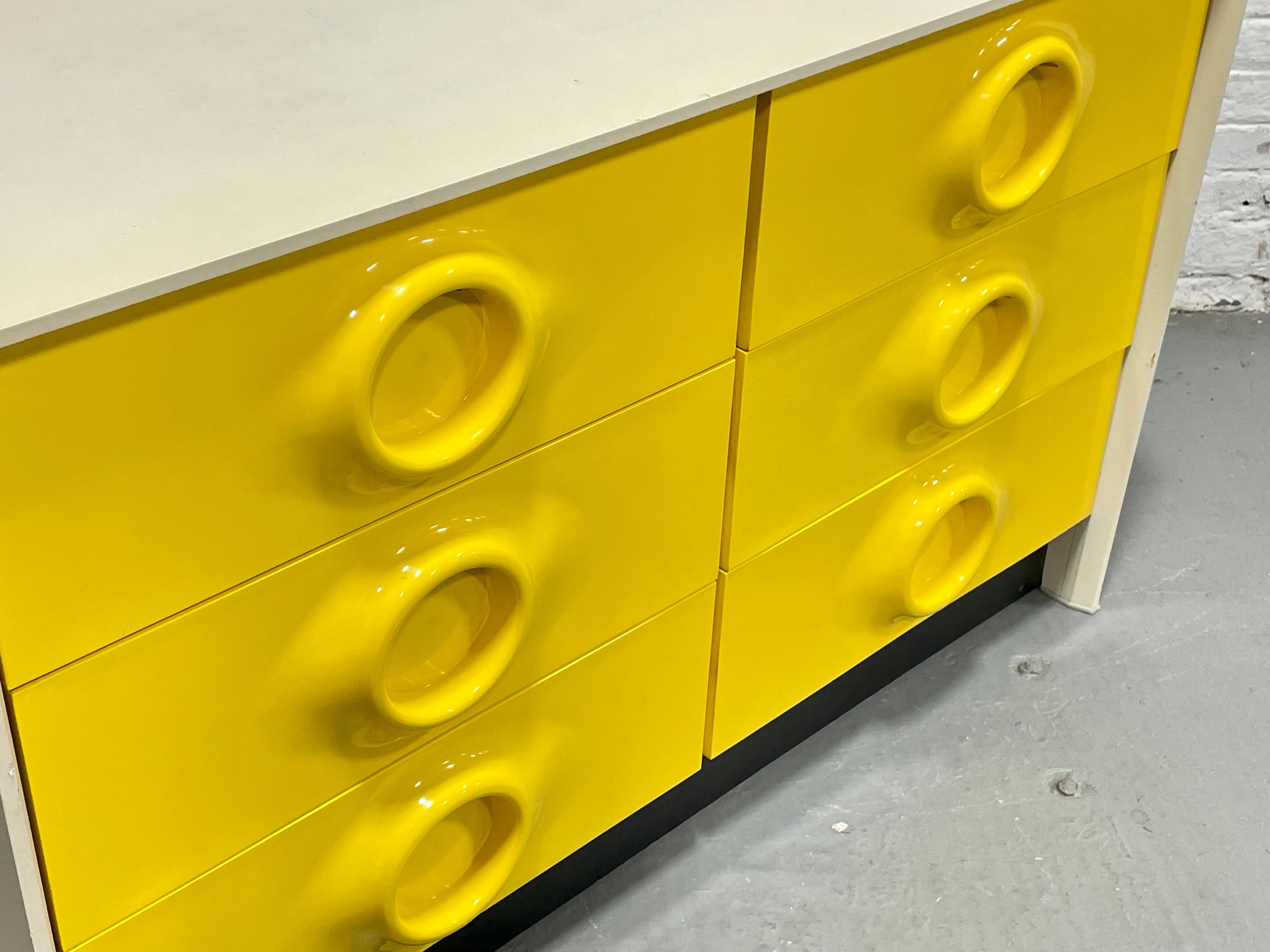 Doppio cassettone giallo di metà secolo nello stile di Raymond Loewy in vendita 3