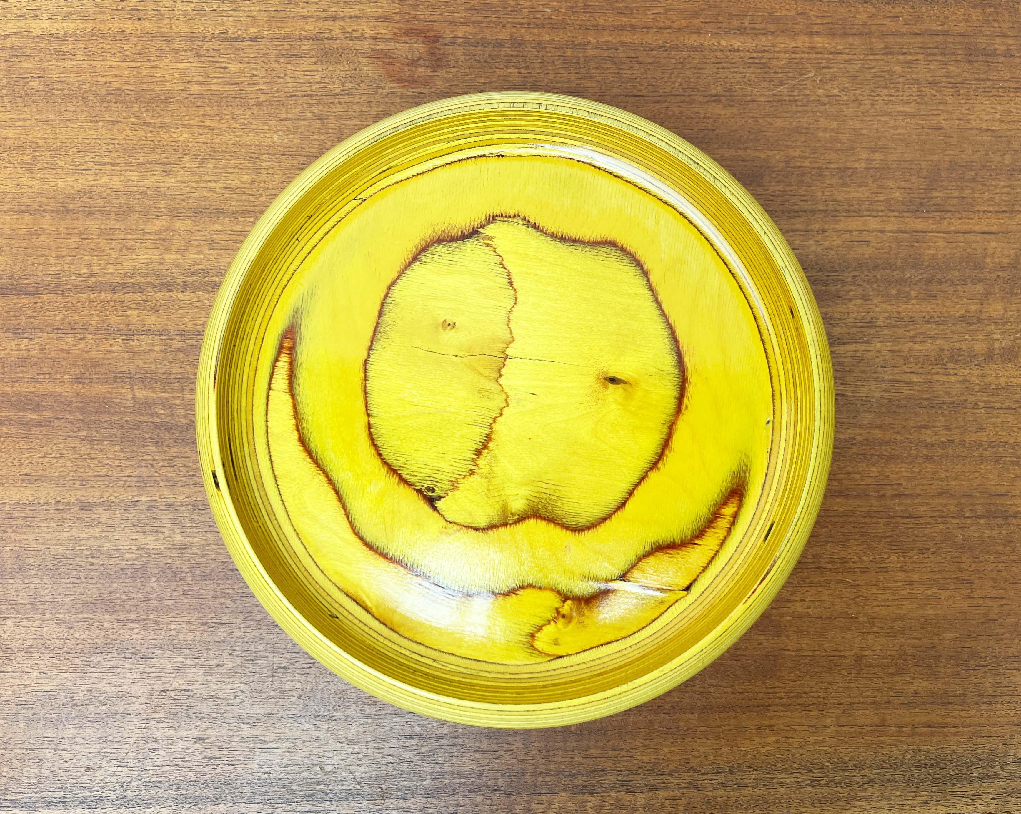 Ciotola con piede giallo in legno di Paavo Asikainen, Finlandia, 1960