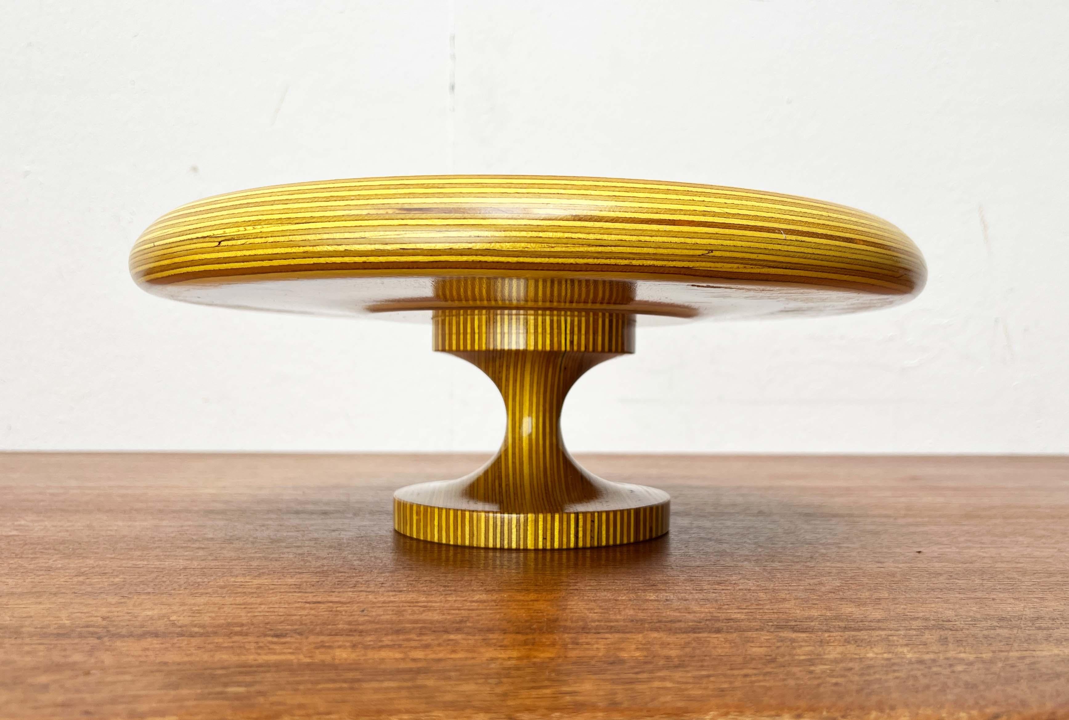 Mid-Century moderno Ciotola con piedini gialli in Wood di Paavo Asikainen Finlandia 1960s in vendita