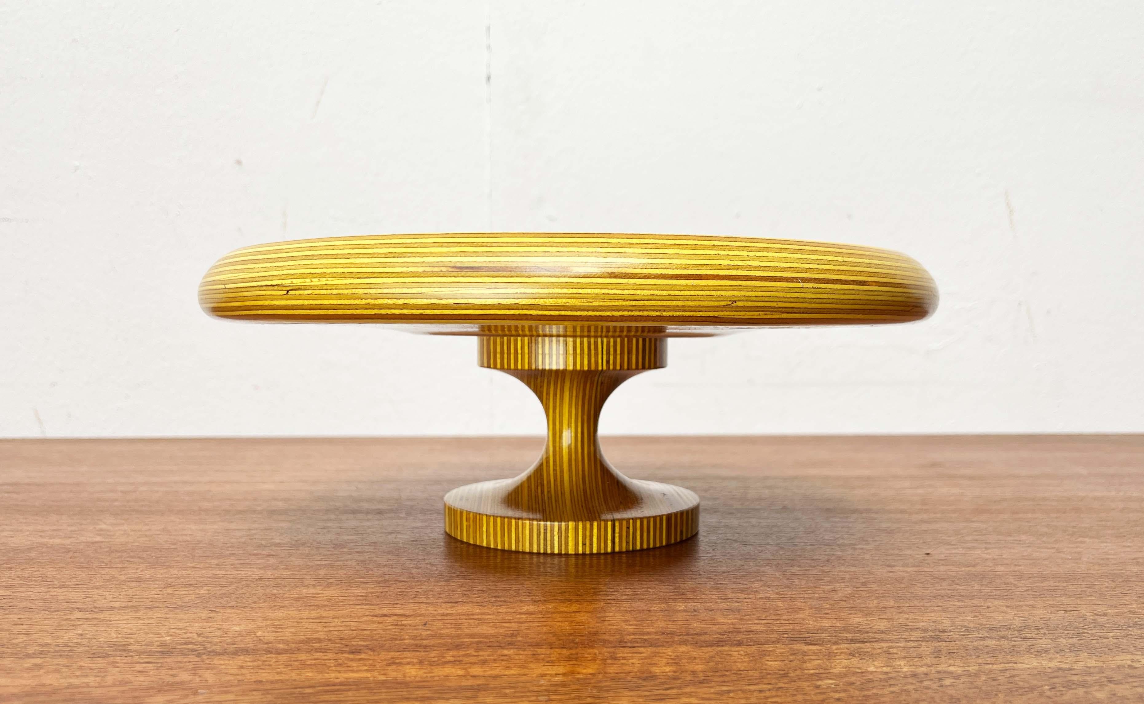 Finlandese Ciotola con piedini gialli in Wood di Paavo Asikainen Finlandia 1960s in vendita