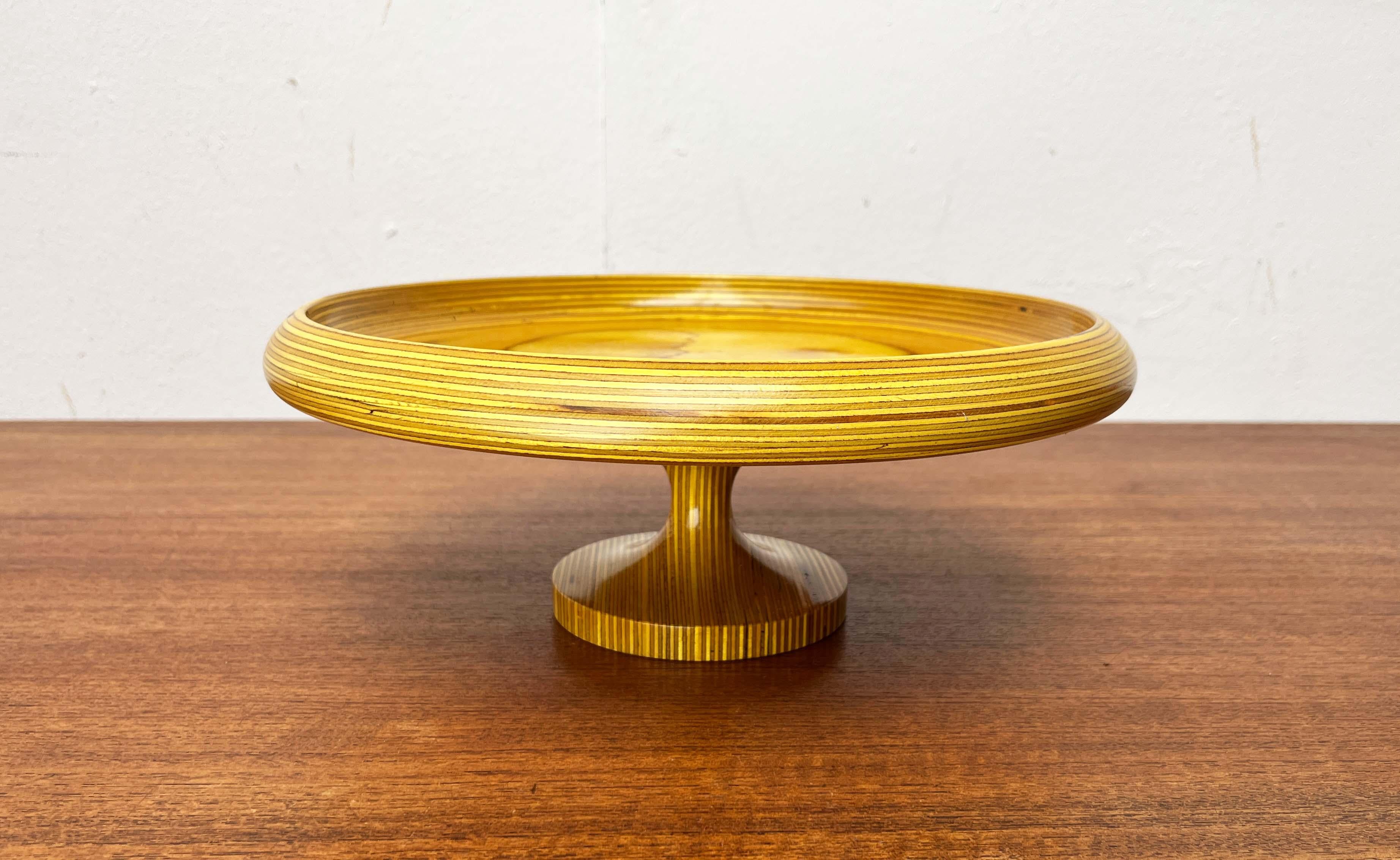 Ciotola con piedini gialli in Wood di Paavo Asikainen Finlandia 1960s In condizioni buone in vendita a Hamburg, DE