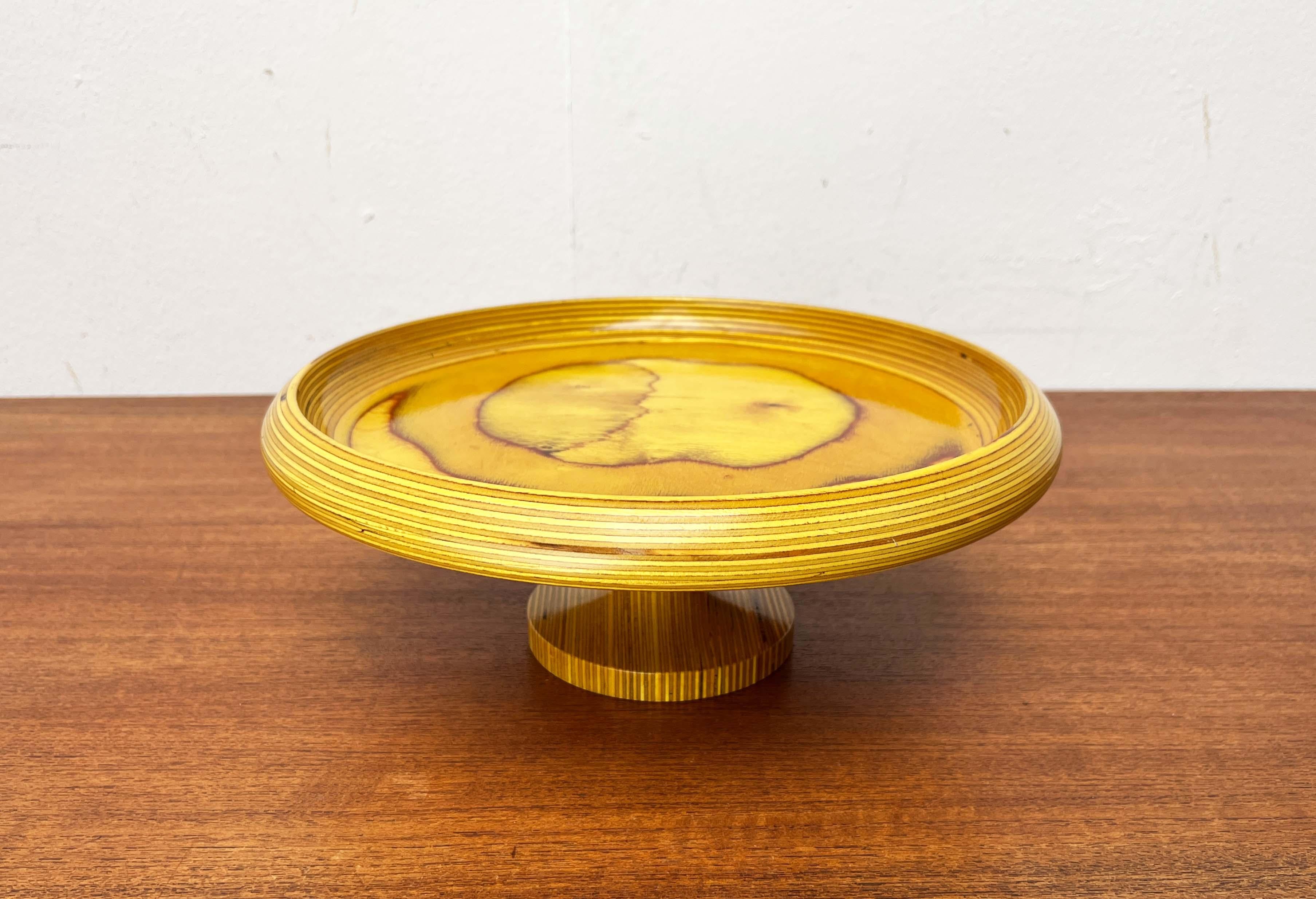 XX secolo Ciotola con piedini gialli in Wood di Paavo Asikainen Finlandia 1960s in vendita