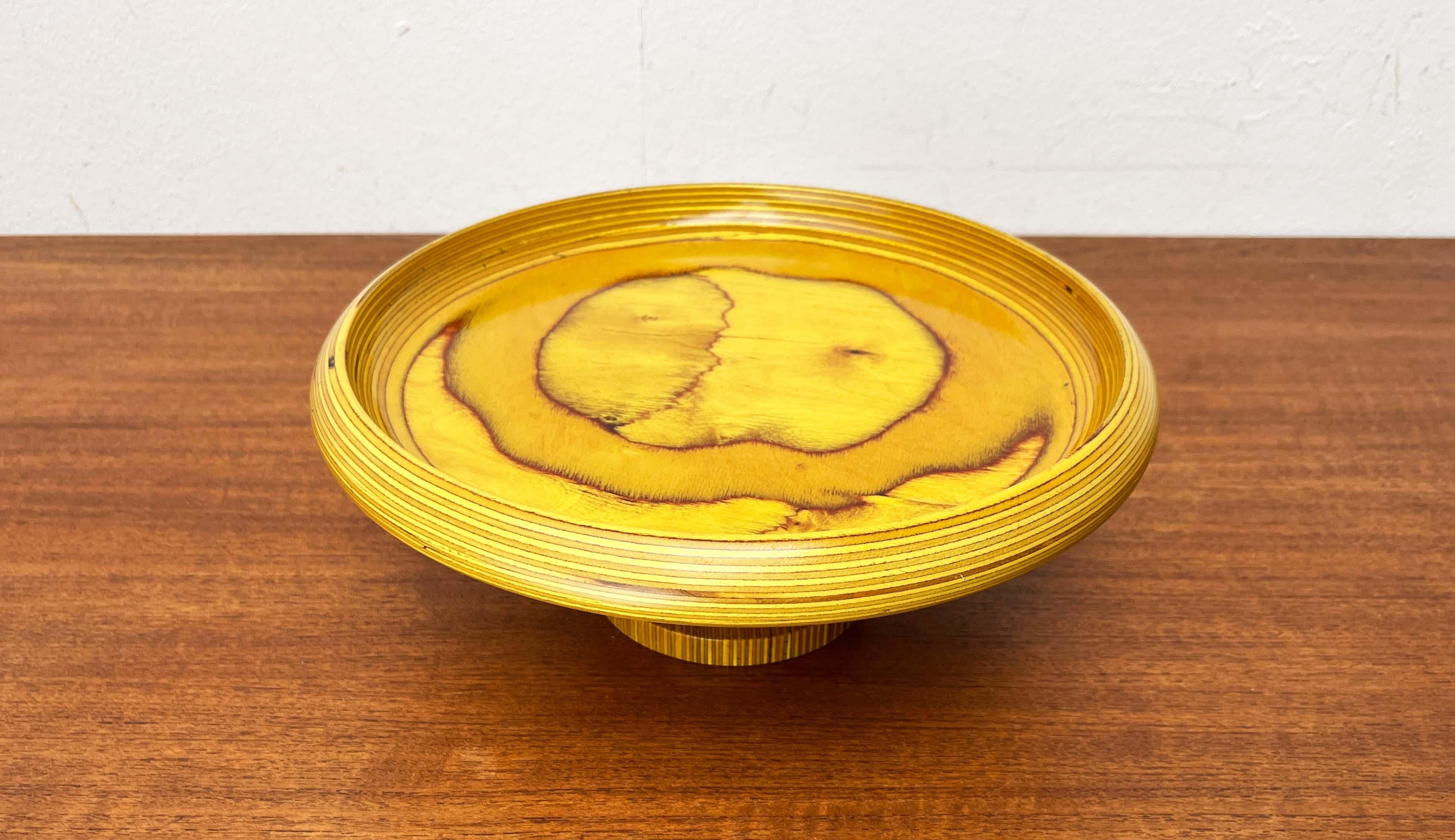 Legno Ciotola con piedini gialli in Wood di Paavo Asikainen Finlandia 1960s in vendita