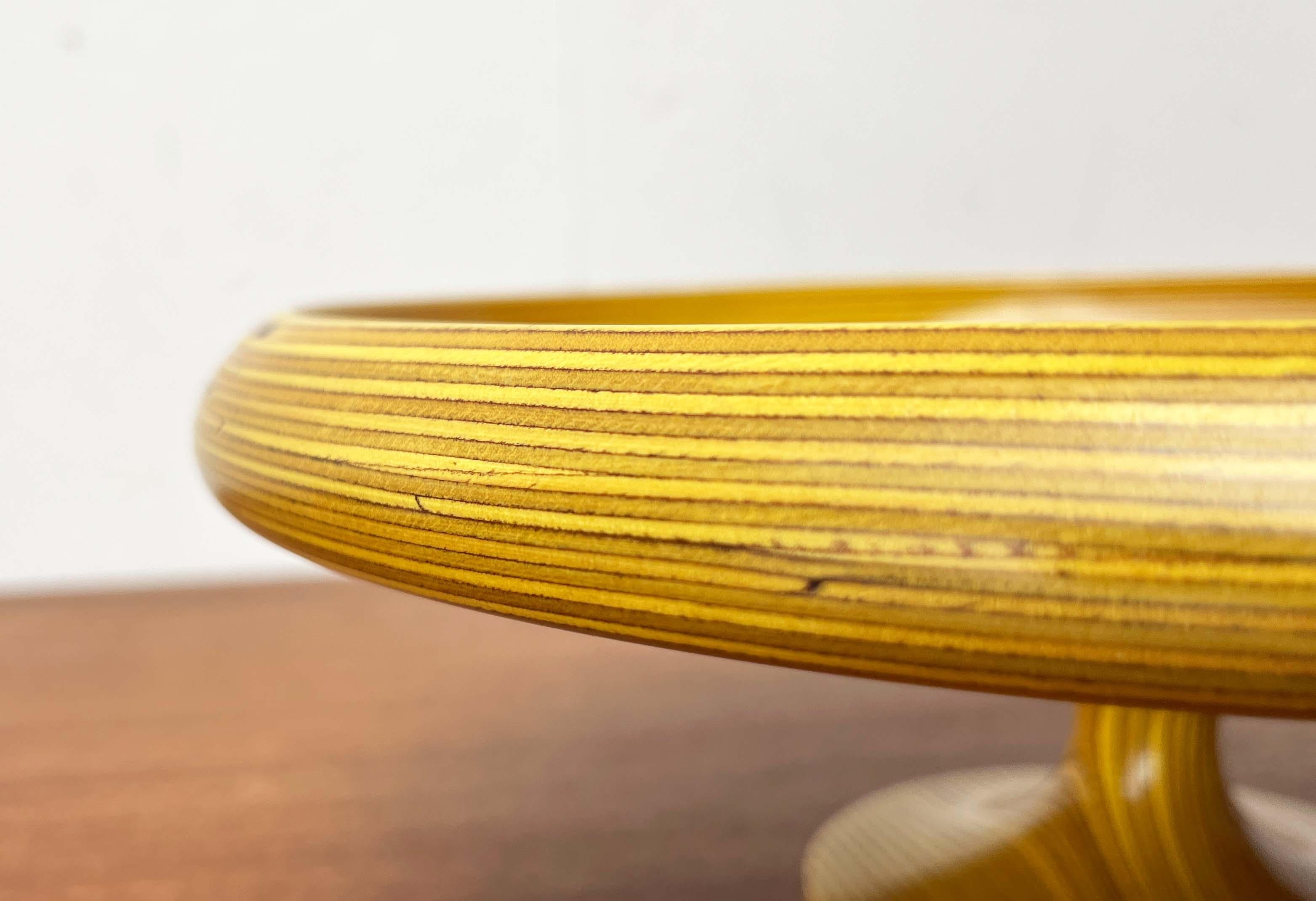 Ciotola con piedini gialli in Wood di Paavo Asikainen Finlandia 1960s in vendita 1