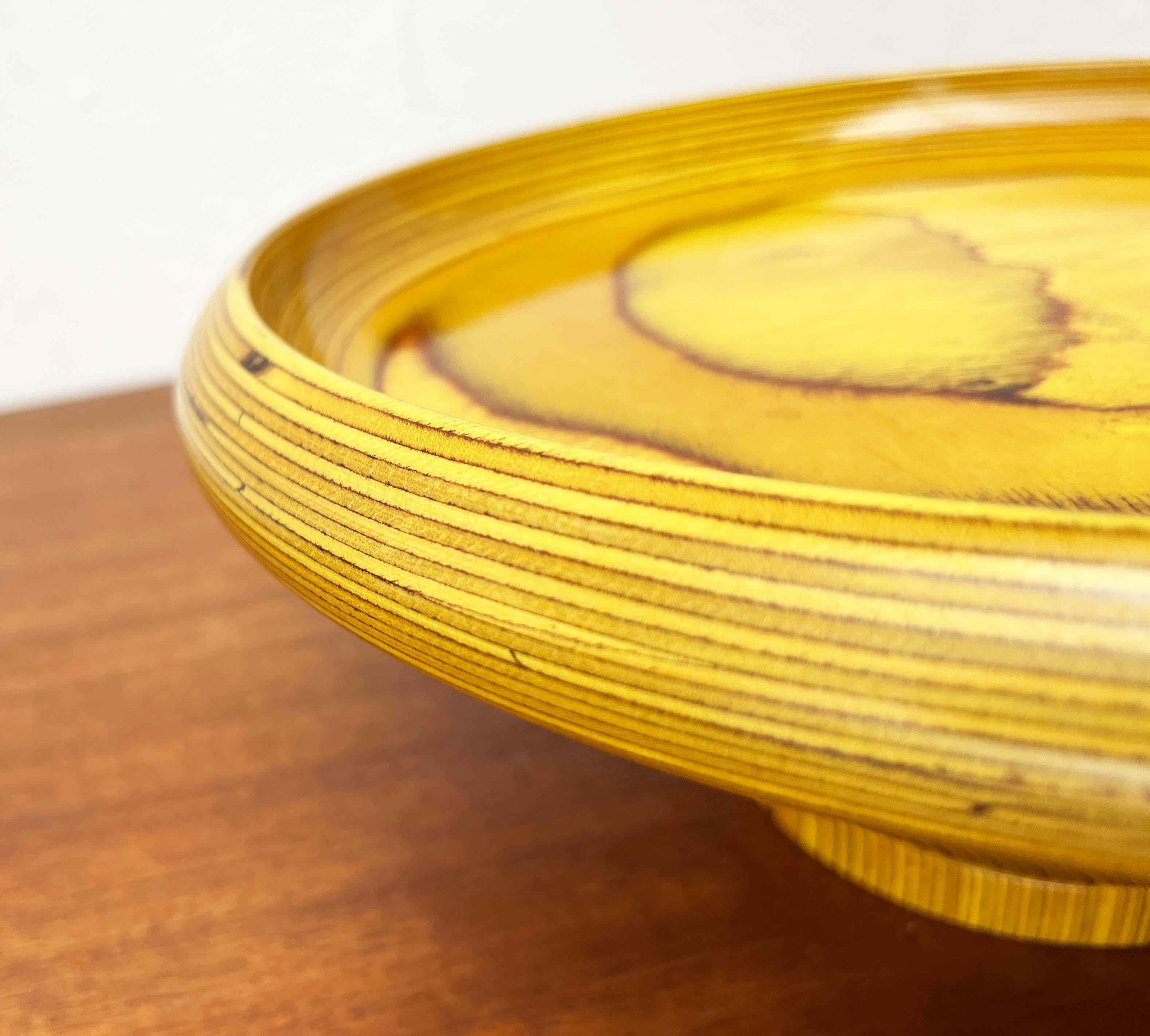 Ciotola con piedini gialli in Wood di Paavo Asikainen Finlandia 1960s in vendita 2