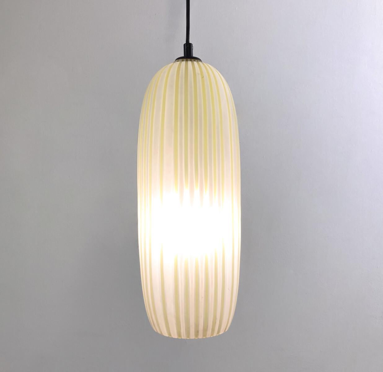 Suspension en verre jaune moderne du milieu du siècle dernier, Italie, années 1960 Bon état - En vente à Brussels, BE