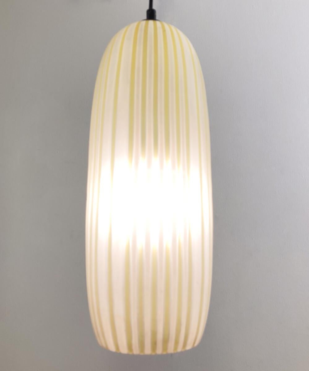 Suspension en verre jaune moderne du milieu du siècle dernier, Italie, années 1960 en vente 4