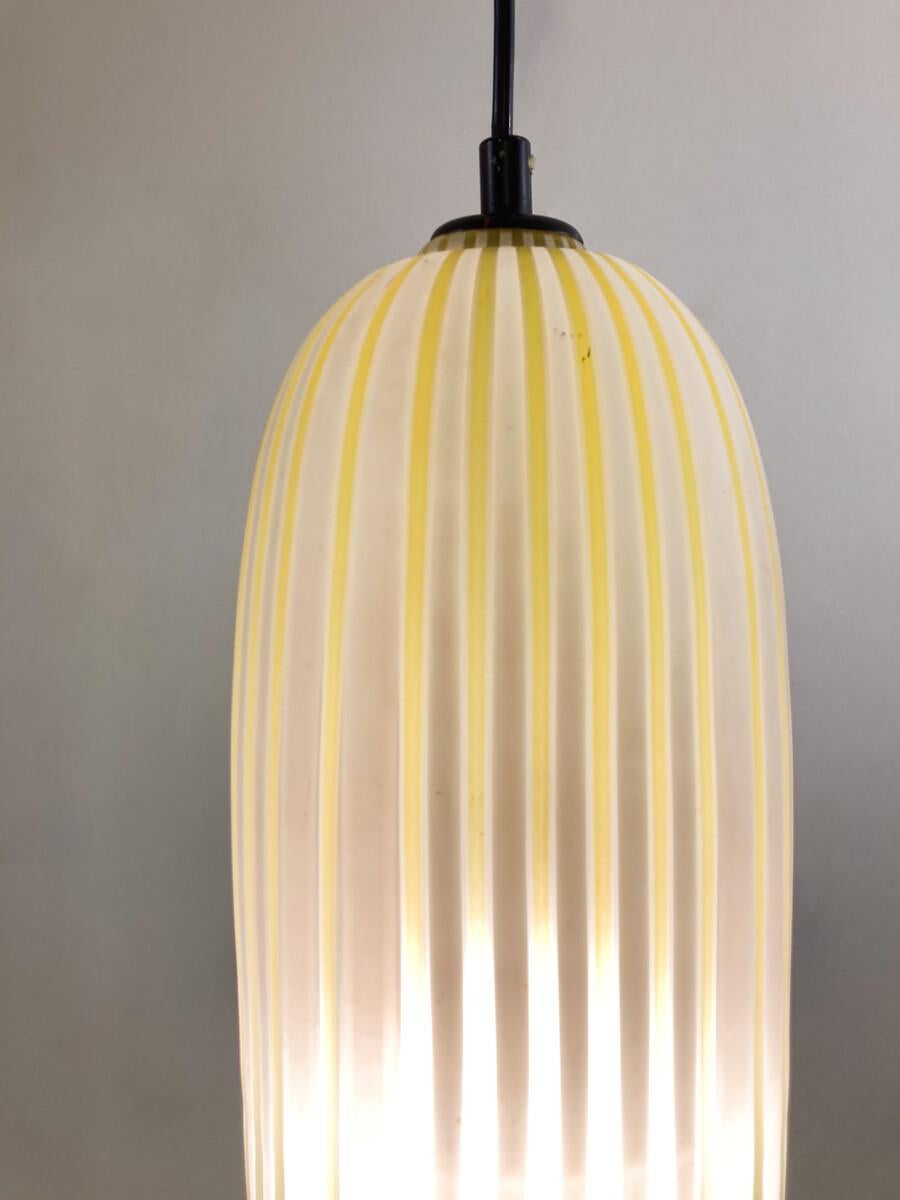 Suspension en verre jaune moderne du milieu du siècle dernier, Italie, années 1960 en vente 5