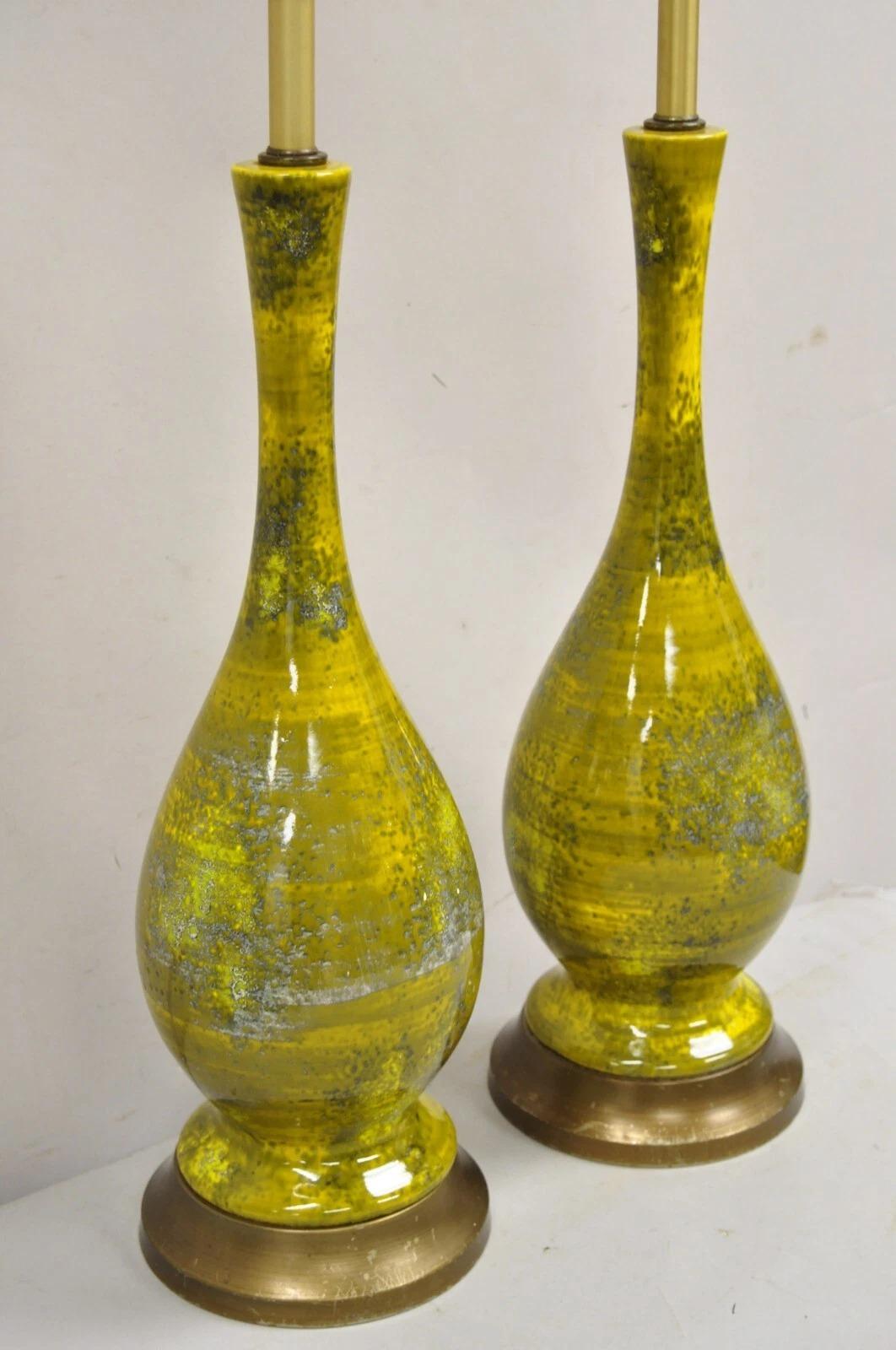 Mid Century Modern Gelb Grün Glasiert Italienische Keramik Keramik Tischlampe Paar im Angebot 5