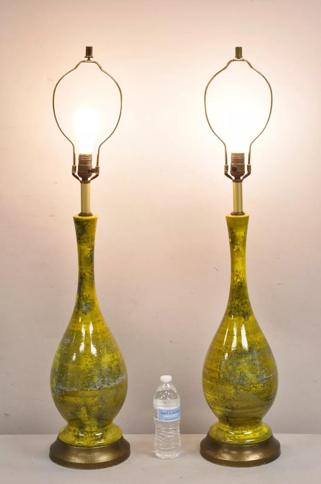 Vintage Mid Century Modern Gelb und Grün Lava glasierte italienische Keramik Tischlampen - ein Paar. Circa Mitte des 20. Jahrhunderts. Abmessungen: 39