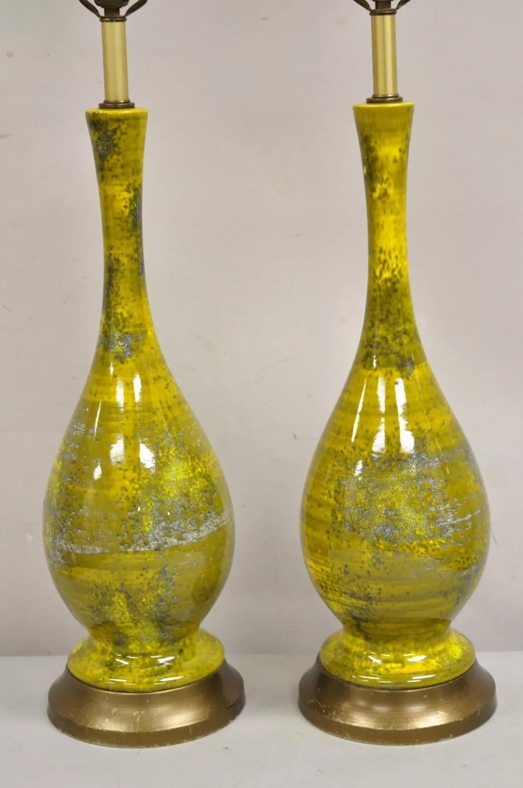 Mid Century Modern Gelb Grün Glasiert Italienische Keramik Keramik Tischlampe Paar (Moderne der Mitte des Jahrhunderts) im Angebot