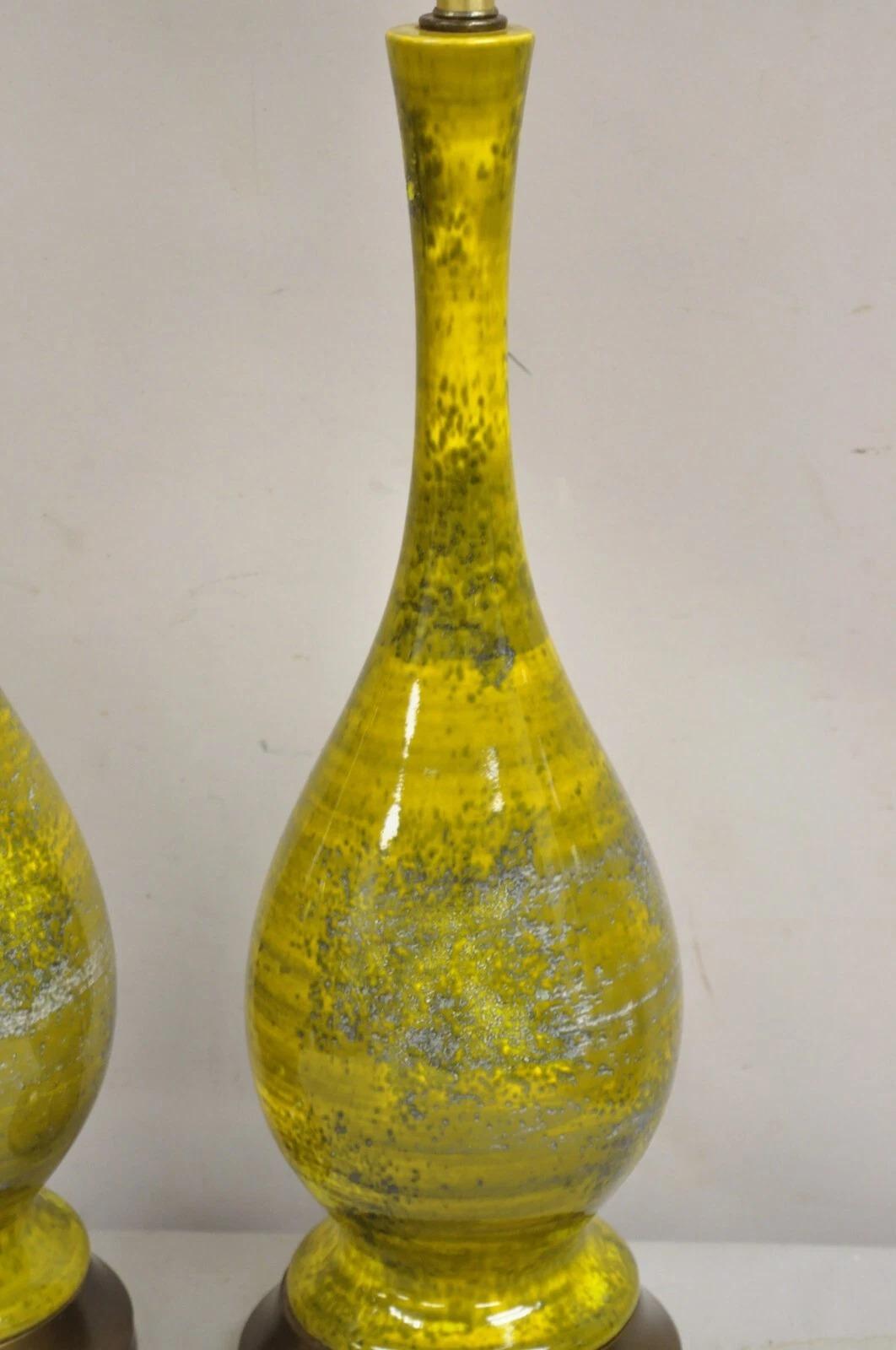 Mid Century Modern Gelb Grün Glasiert Italienische Keramik Keramik Tischlampe Paar (Unbekannt) im Angebot