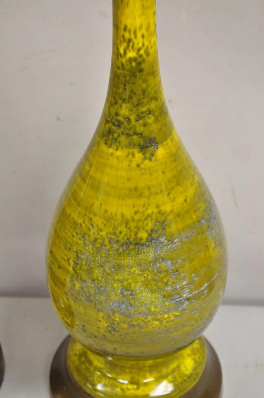 Mid Century Modern Gelb Grün Glasiert Italienische Keramik Keramik Tischlampe Paar im Zustand „Gut“ im Angebot in Philadelphia, PA