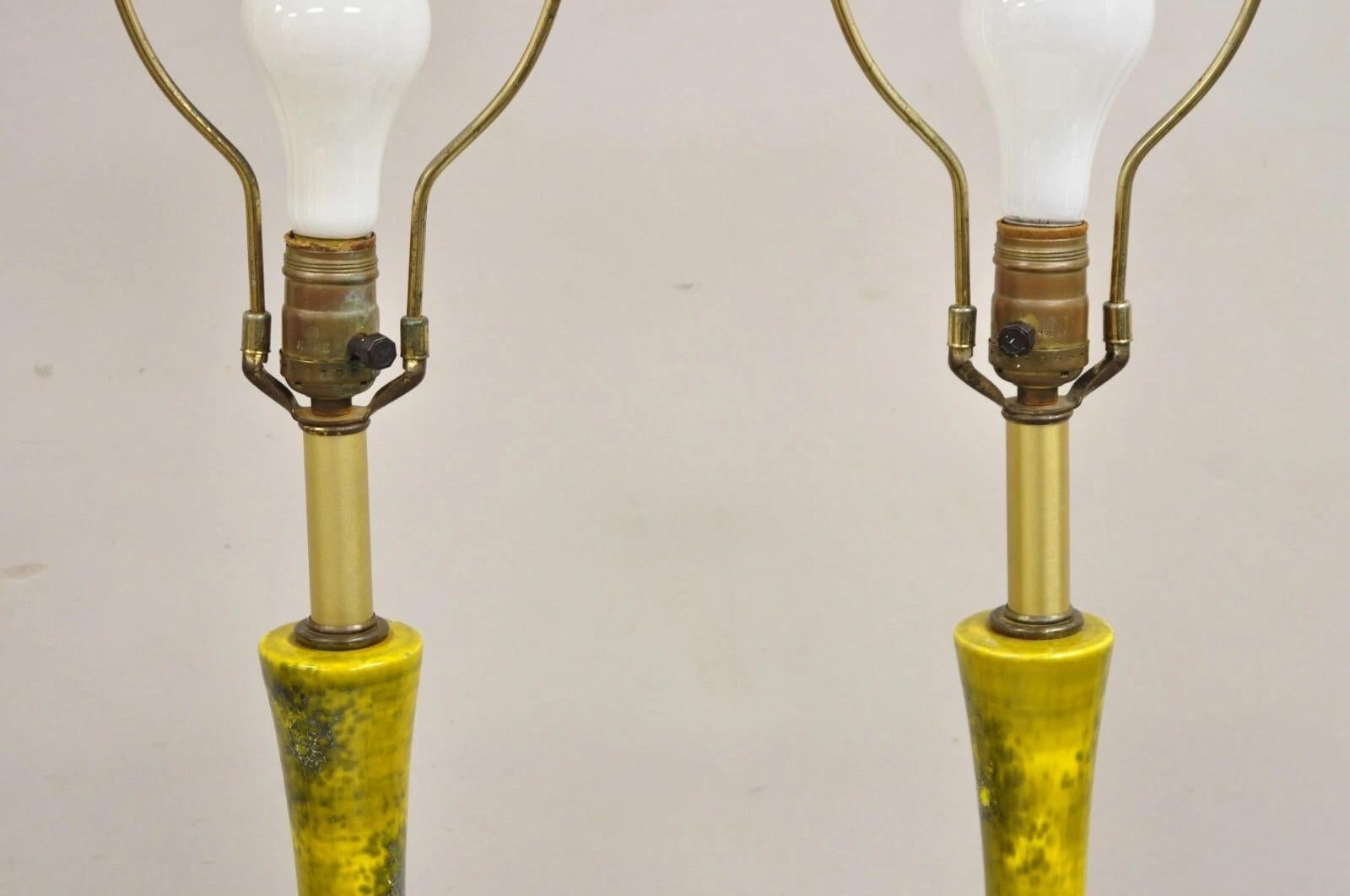 Mid Century Modern Gelb Grün Glasiert Italienische Keramik Keramik Tischlampe Paar im Angebot 1