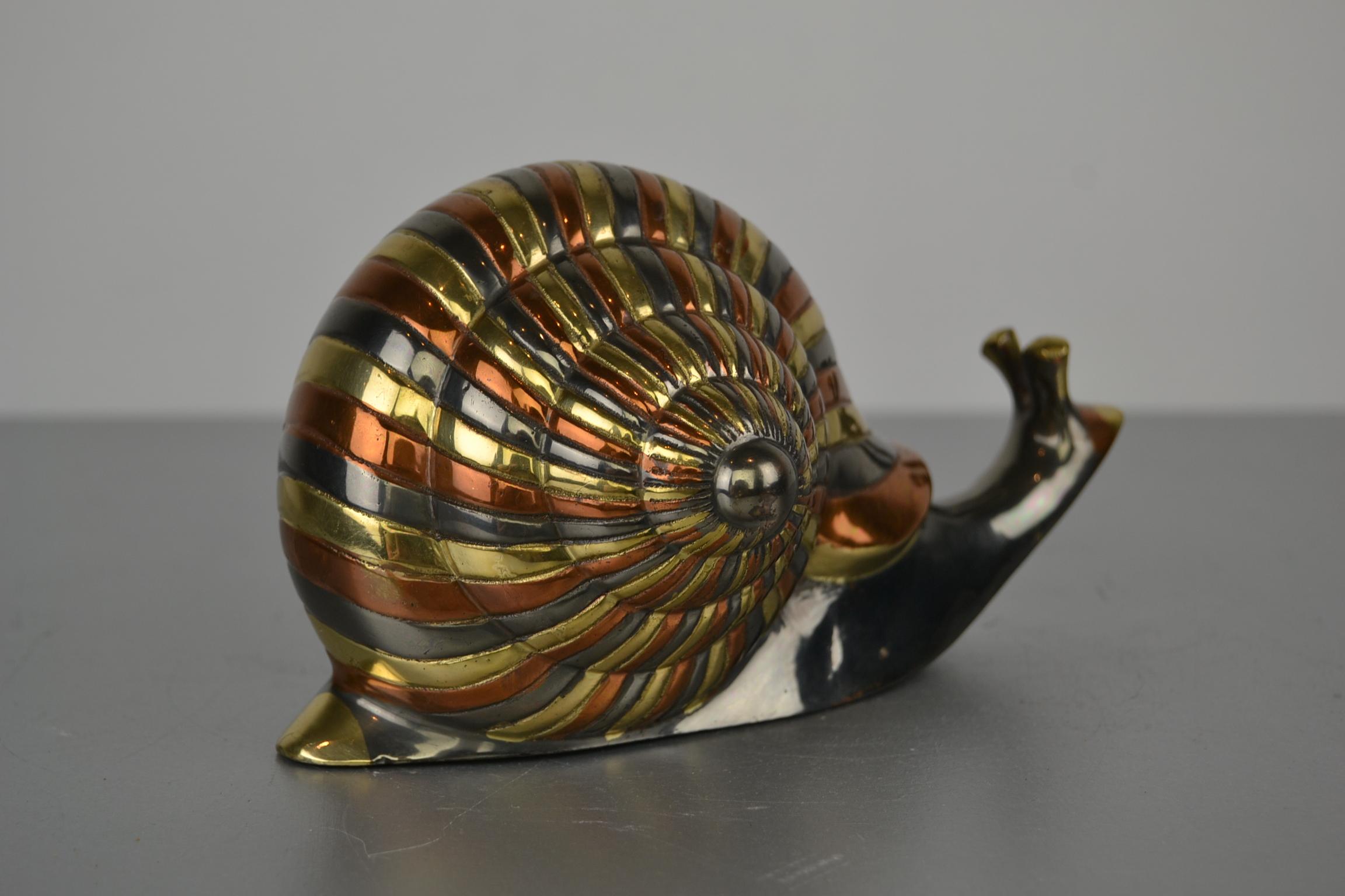 Stylish Hollywood Regency decoration object in the shape of a snail.
Three colored: yellow, red and silver metal and brass.
This Mid-Century Modern animal figurine dates from the 1960s and can also be used as a paperweight or desk accessory.