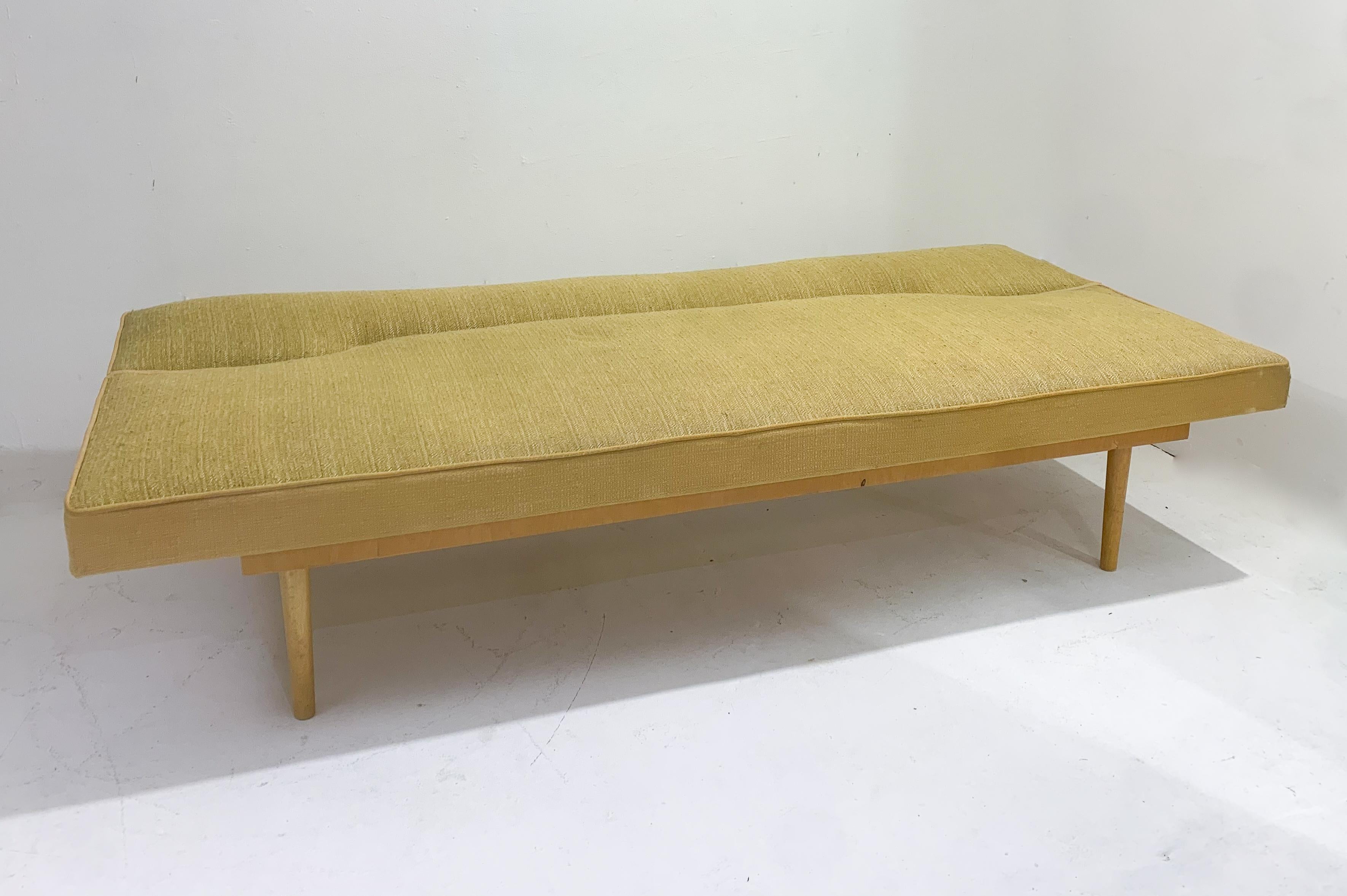 Modernes gelbes Sofabett aus der Mitte des Jahrhunderts, Original-Stoff von Miroslav Navratil  (Moderne der Mitte des Jahrhunderts) im Angebot