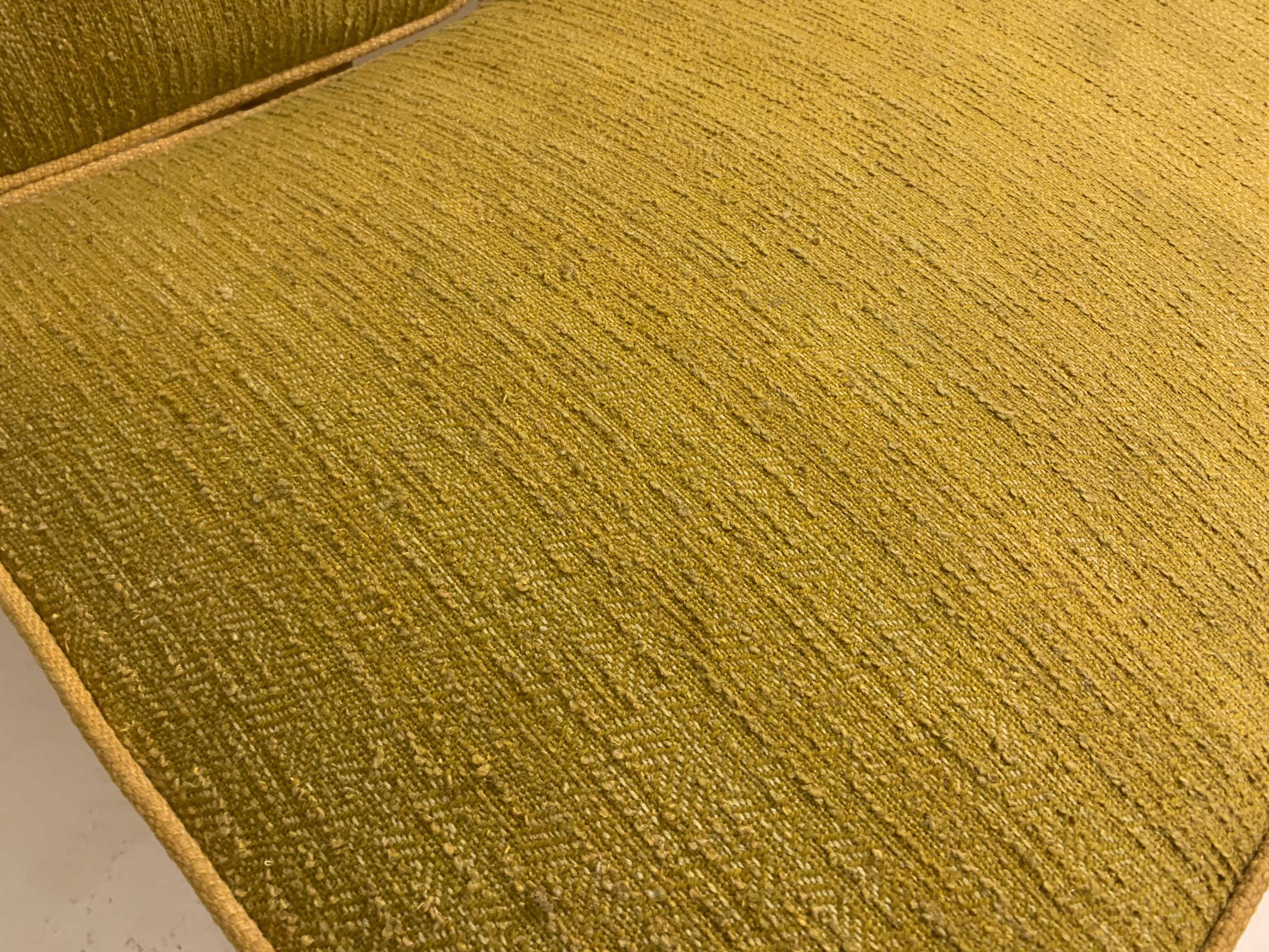 Milieu du XXe siècle Lit de canapé jaune moderne du milieu du siècle, tissu d'origine de Miroslav Navratil en vente