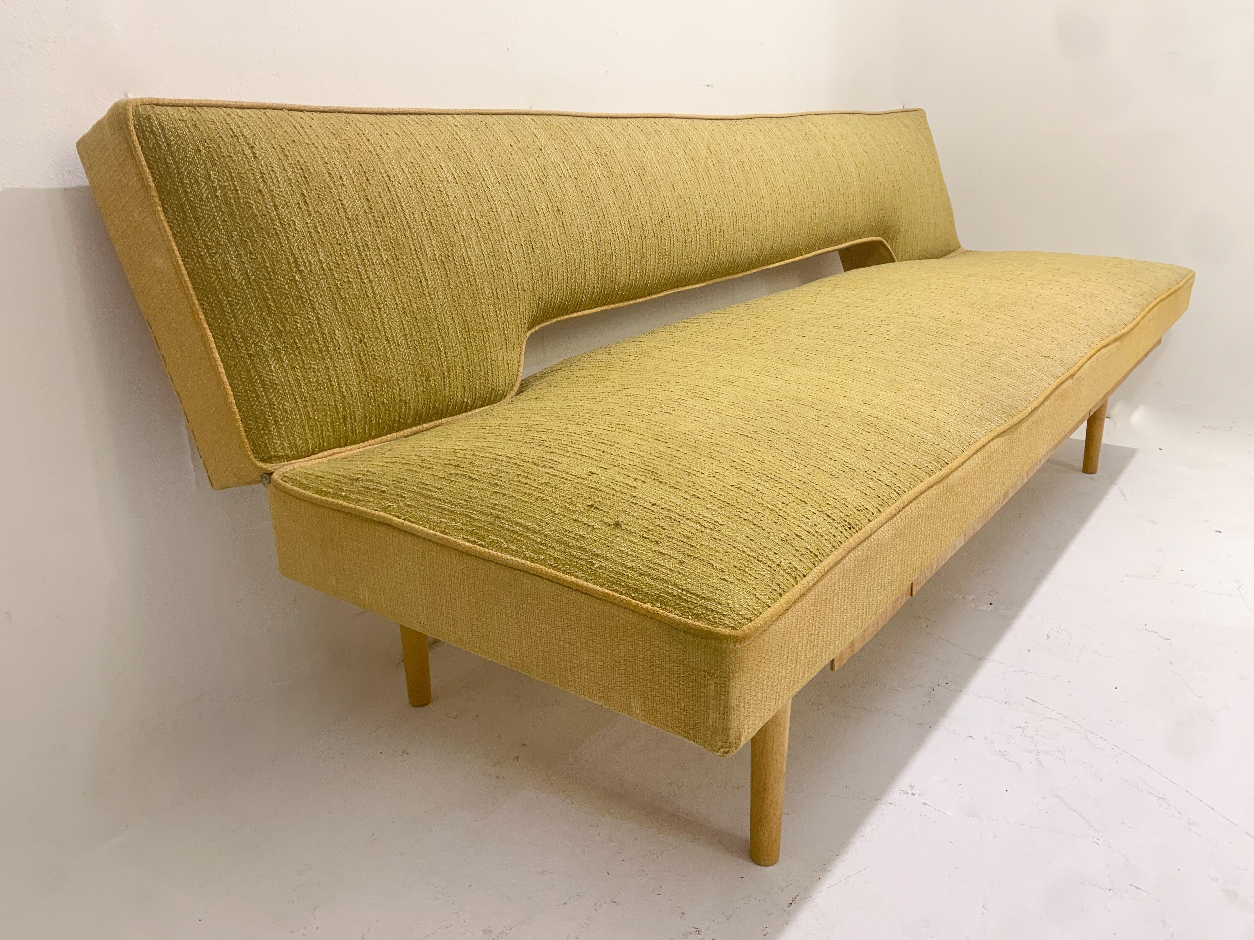 Modernes gelbes Sofabett aus der Mitte des Jahrhunderts, Original-Stoff von Miroslav Navratil  (Holz) im Angebot