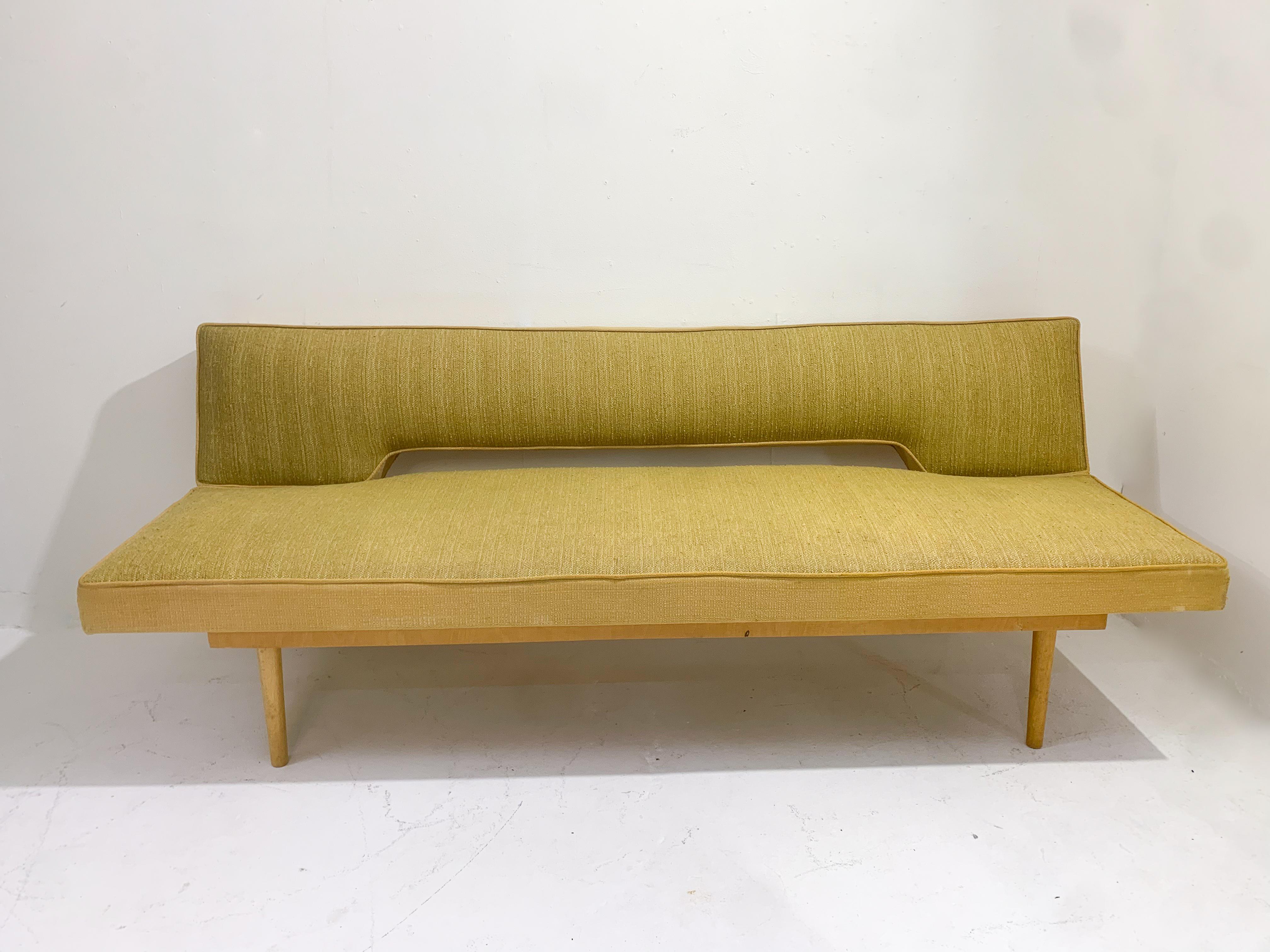 Modernes gelbes Sofabett aus der Mitte des Jahrhunderts, Original-Stoff von Miroslav Navratil  im Angebot 1