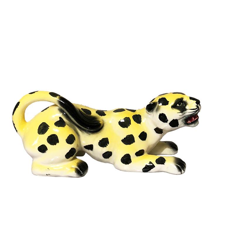 Le léopard ou guépard tacheté en céramique jaune, moderne du milieu du siècle dernier