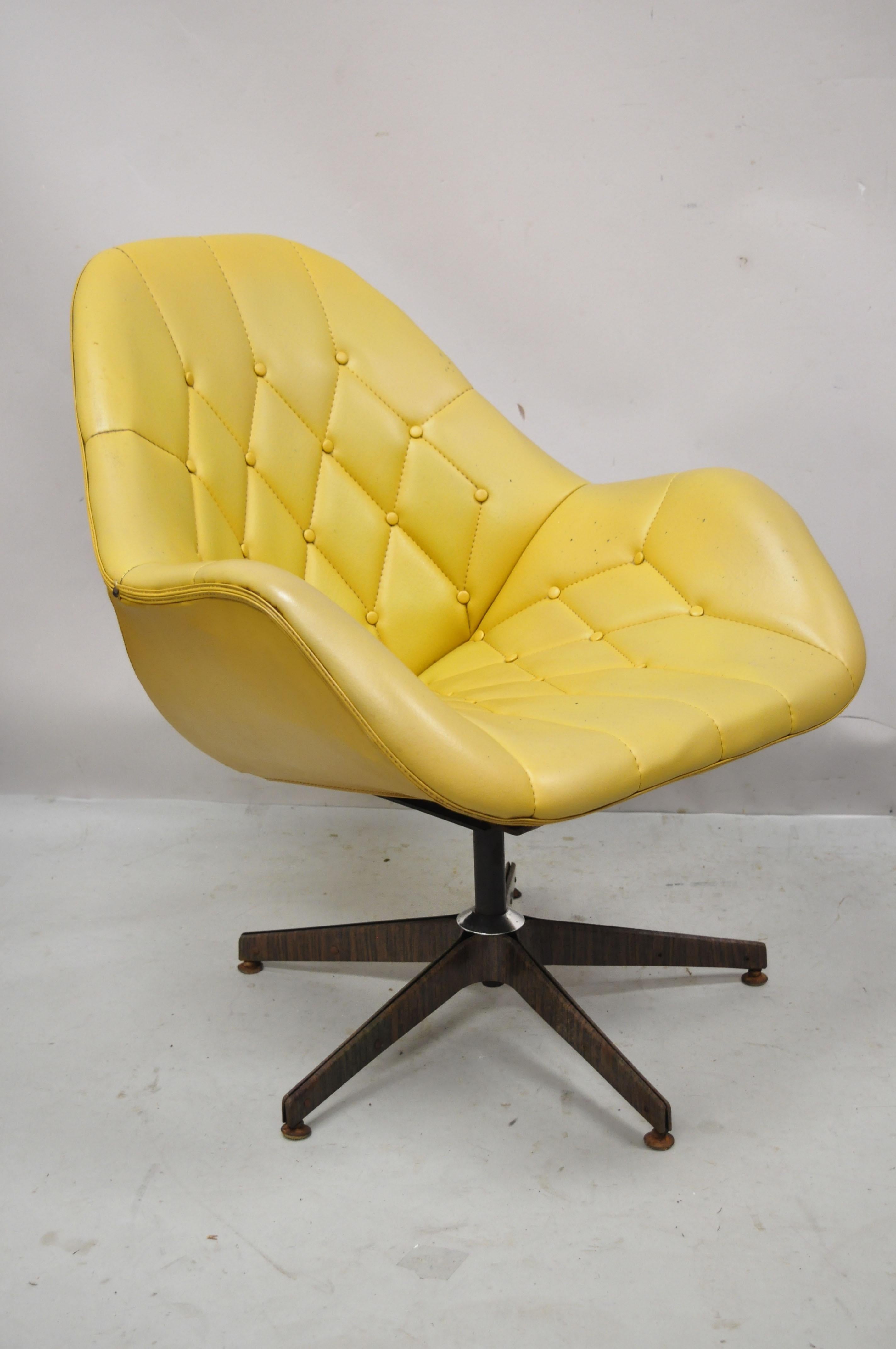 Vintage Mid Century Modern jaune, fauteuil club papillon pivotant en Naugahyde avec boutons tuftés. Cet article est doté d'une base pivotante, d'un rembourrage en naugahyde jaune à boutons, de lignes modernistes épurées, d'un style et d'une forme